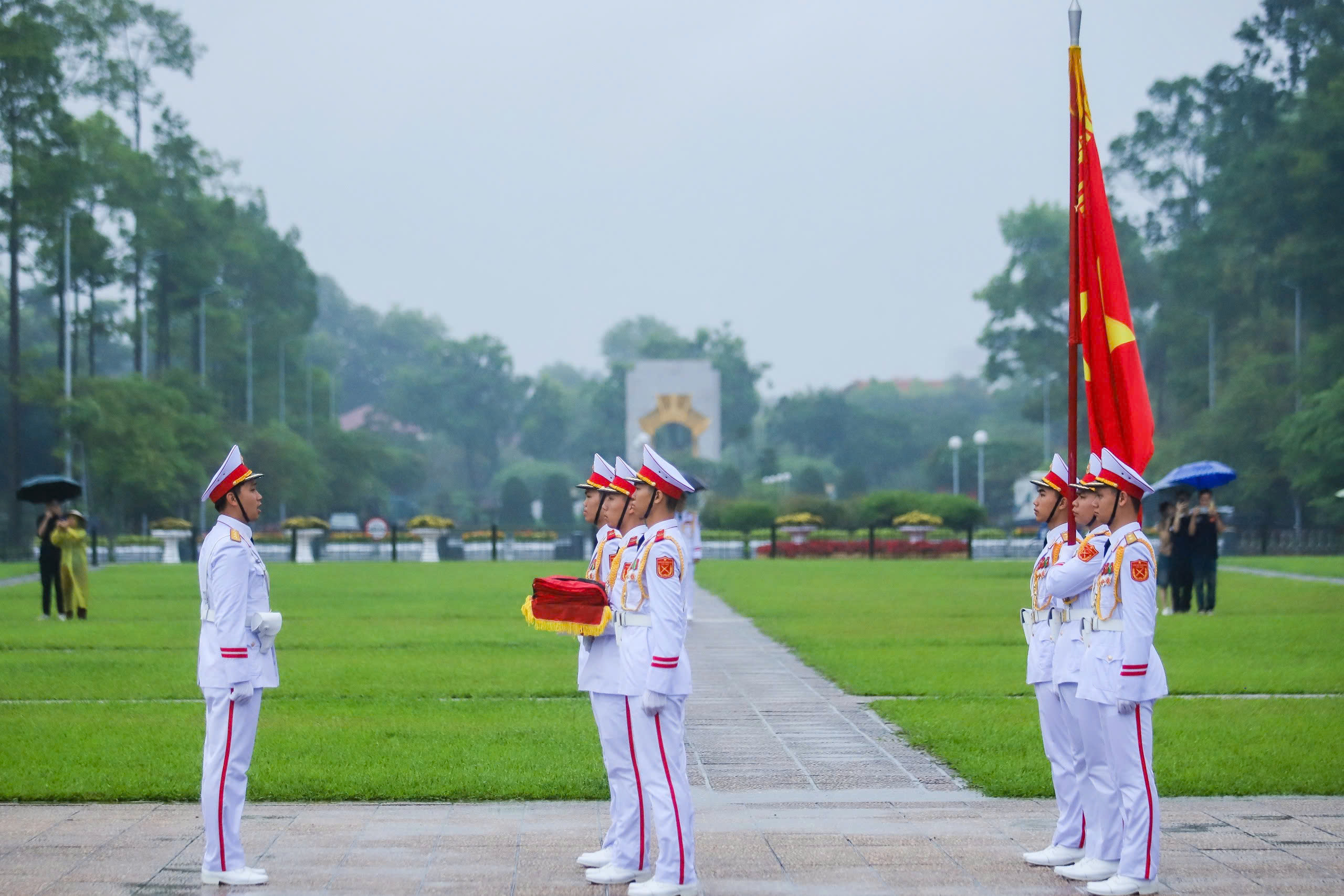 Lễ treo cờ rủ Quốc tang nguyên Chủ tịch nước Trần Đức Lương tại Quảng trường Ba Đình- Ảnh 3. Lễ treo cờ rủ Quốc tang nguyên Chủ tịch nước Trần Đức Lương tại Quảng trường Ba Đình- Ảnh 3.
