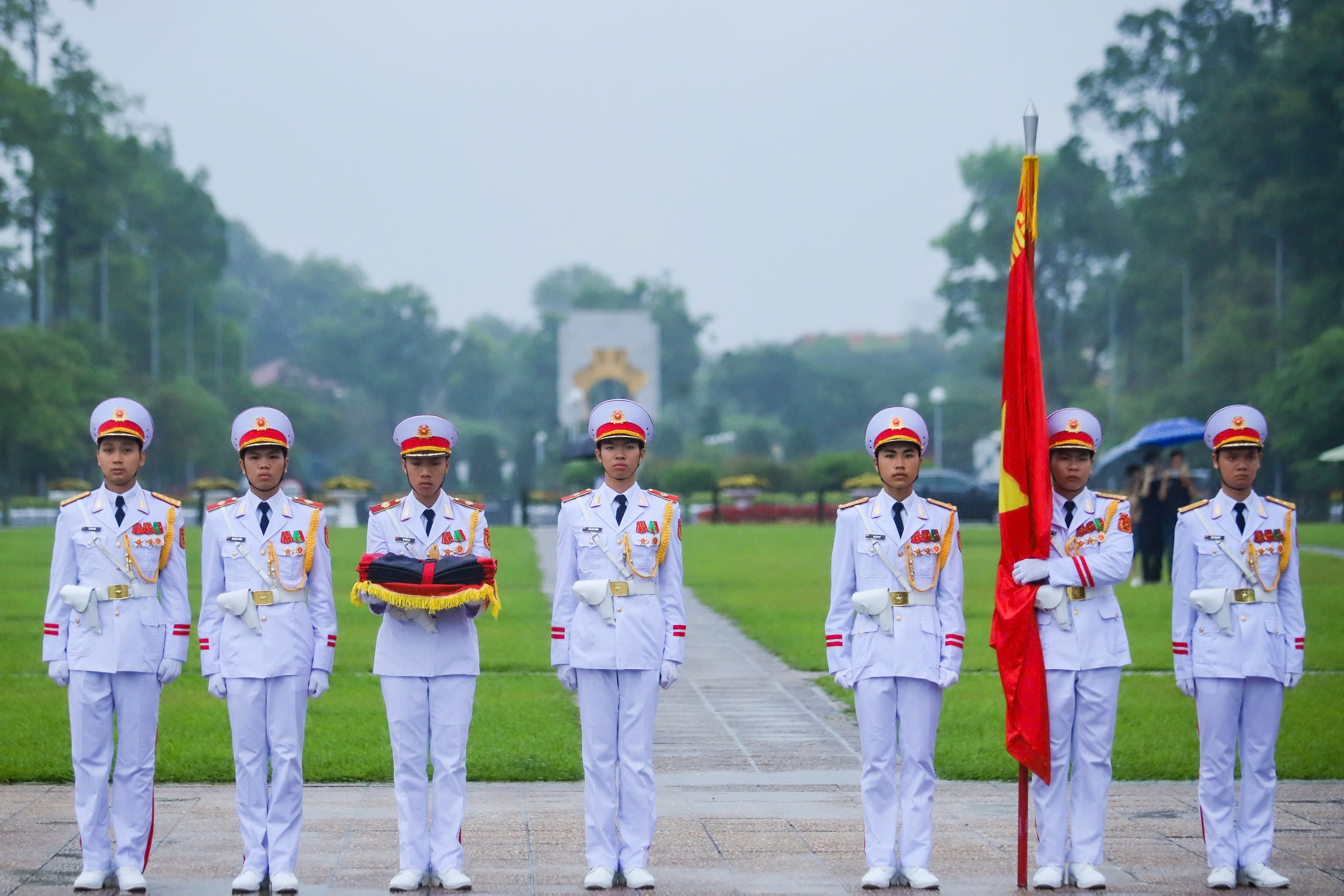 Lễ treo cờ rủ Quốc tang nguyên Chủ tịch nước Trần Đức Lương tại Quảng trường Ba Đình- Ảnh 4. Lễ treo cờ rủ Quốc tang nguyên Chủ tịch nước Trần Đức Lương tại Quảng trường Ba Đình- Ảnh 4.