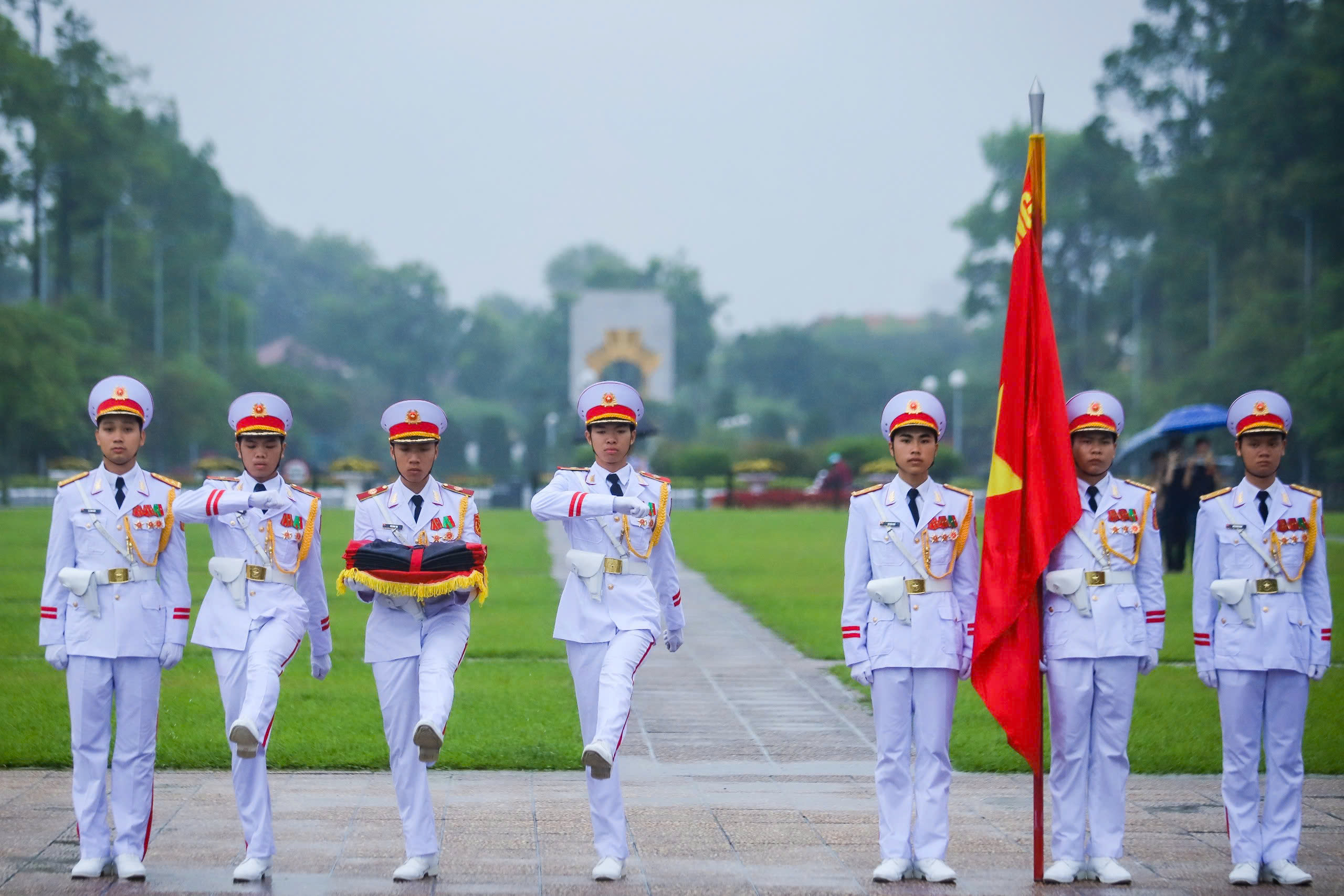 Lễ treo cờ rủ Quốc tang nguyên Chủ tịch nước Trần Đức Lương tại Quảng trường Ba Đình- Ảnh 5. Lễ treo cờ rủ Quốc tang nguyên Chủ tịch nước Trần Đức Lương tại Quảng trường Ba Đình- Ảnh 5.