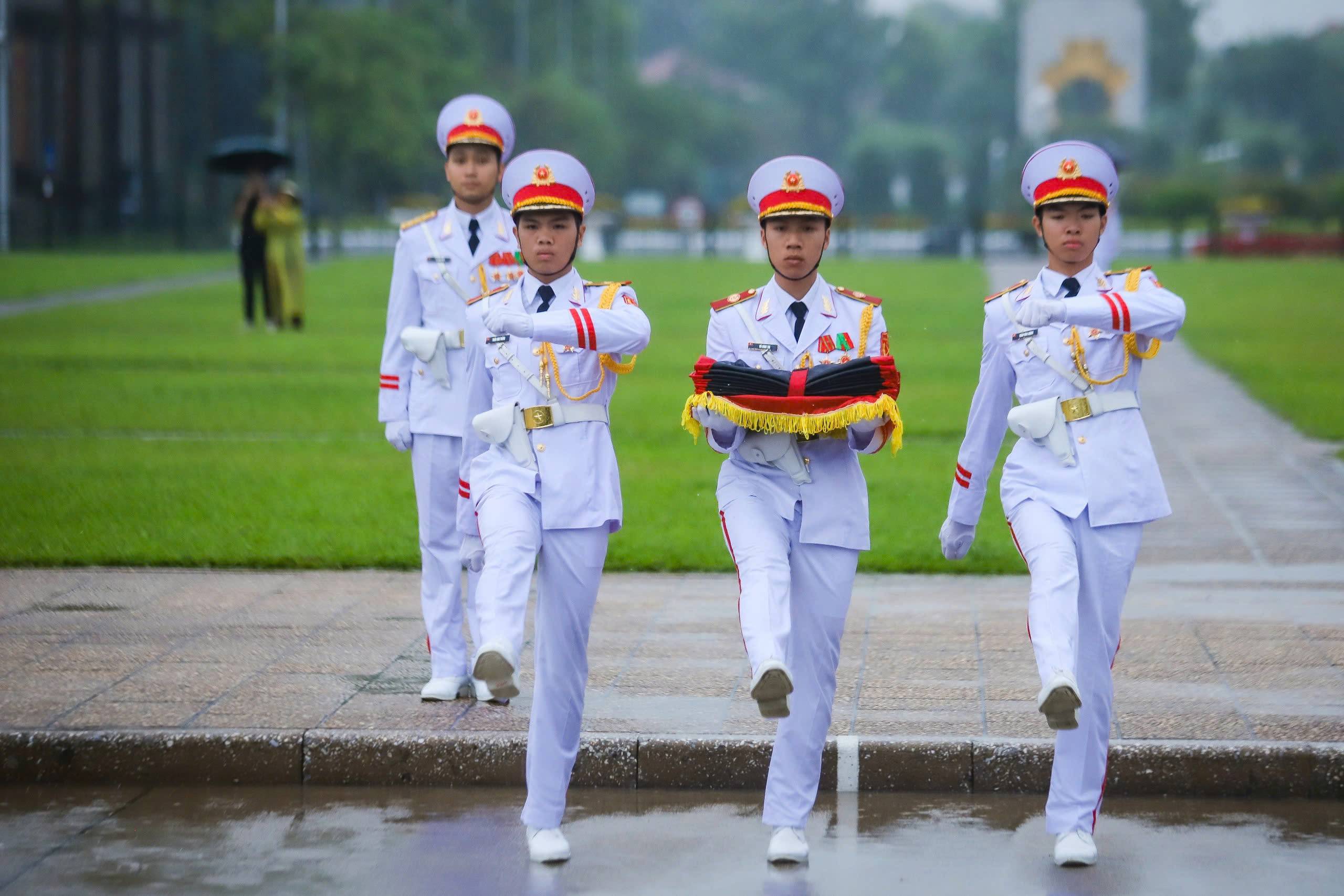Lễ treo cờ rủ Quốc tang nguyên Chủ tịch nước Trần Đức Lương tại Quảng trường Ba Đình- Ảnh 6. Lễ treo cờ rủ Quốc tang nguyên Chủ tịch nước Trần Đức Lương tại Quảng trường Ba Đình- Ảnh 6.