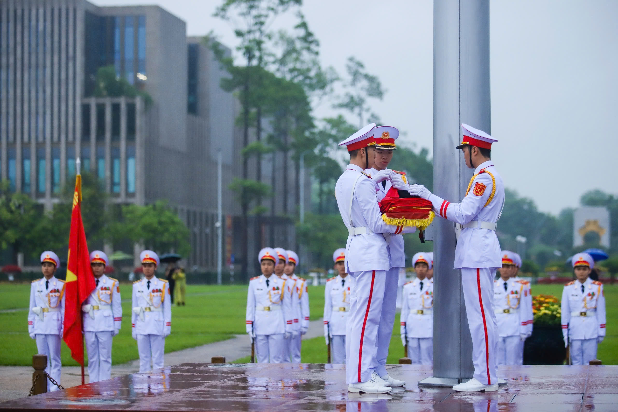 Lễ treo cờ rủ Quốc tang nguyên Chủ tịch nước Trần Đức Lương tại Quảng trường Ba Đình- Ảnh 7. Lễ treo cờ rủ Quốc tang nguyên Chủ tịch nước Trần Đức Lương tại Quảng trường Ba Đình- Ảnh 7.