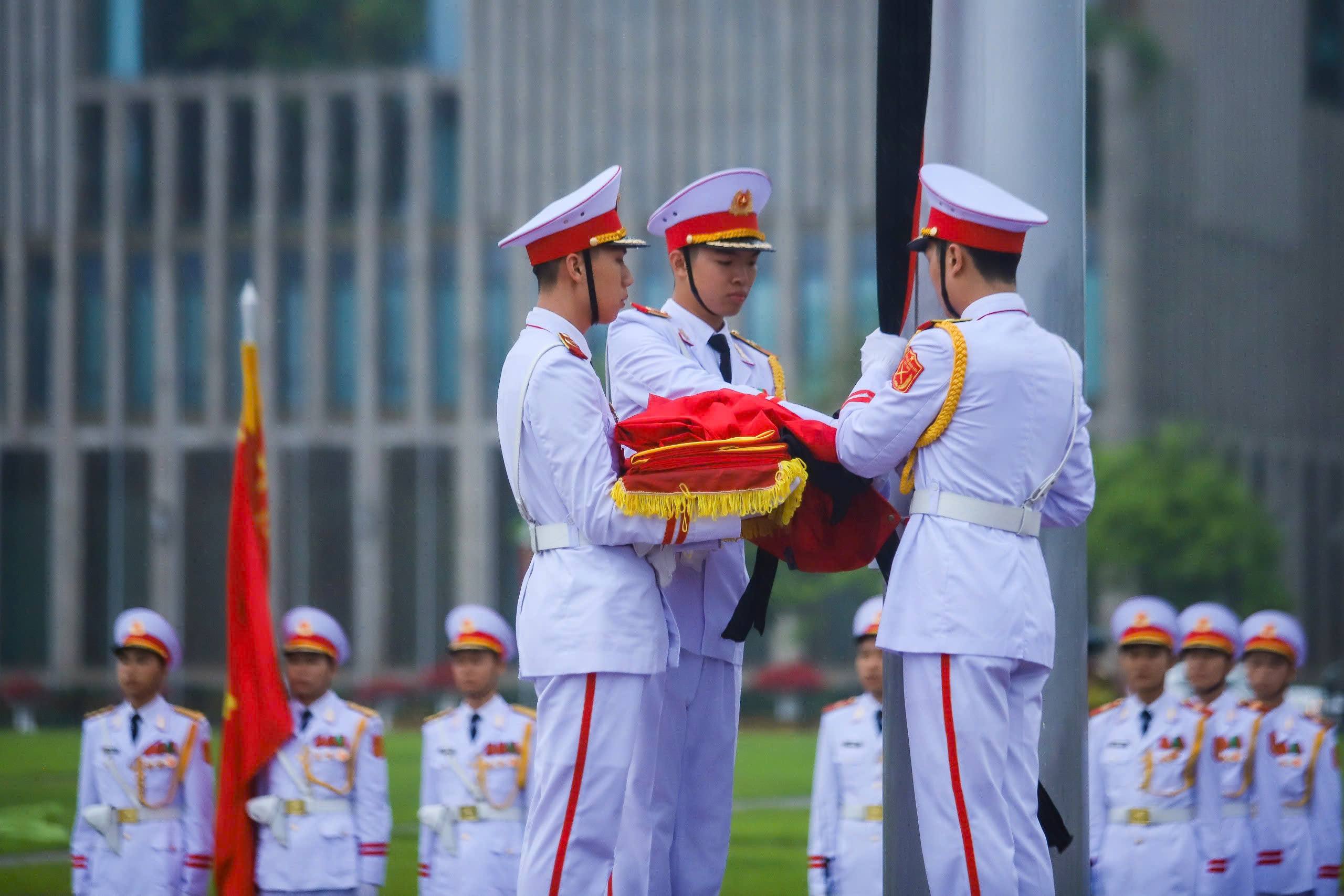 Lễ treo cờ rủ Quốc tang nguyên Chủ tịch nước Trần Đức Lương tại Quảng trường Ba Đình- Ảnh 8. Lễ treo cờ rủ Quốc tang nguyên Chủ tịch nước Trần Đức Lương tại Quảng trường Ba Đình- Ảnh 8.