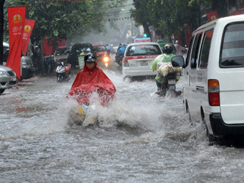 Không khí lạnh tràn về giữa mùa Hè, miền Bắc mưa to- Ảnh 1. Không khí lạnh tràn về giữa mùa Hè, miền Bắc mưa to- Ảnh 1.