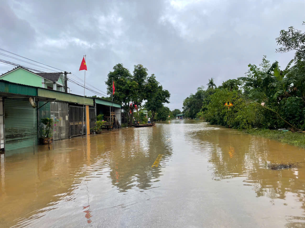 Nước lên nhanh, người dân Hà Tĩnh tất tả chạy lũ trong đêm- Ảnh 5. Nước lên nhanh, người dân Hà Tĩnh tất tả chạy lũ trong đêm- Ảnh 5.