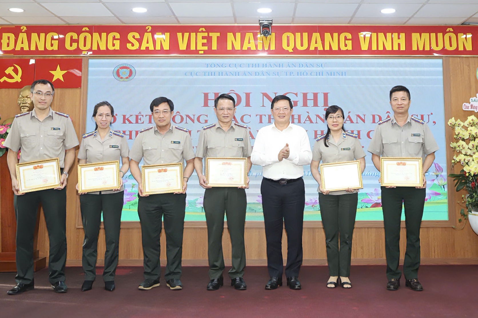 Những con số biết nói của ngành Thi hành án dân sự TP HCM trong 6 tháng đầu năm 2025 - Ảnh 7.