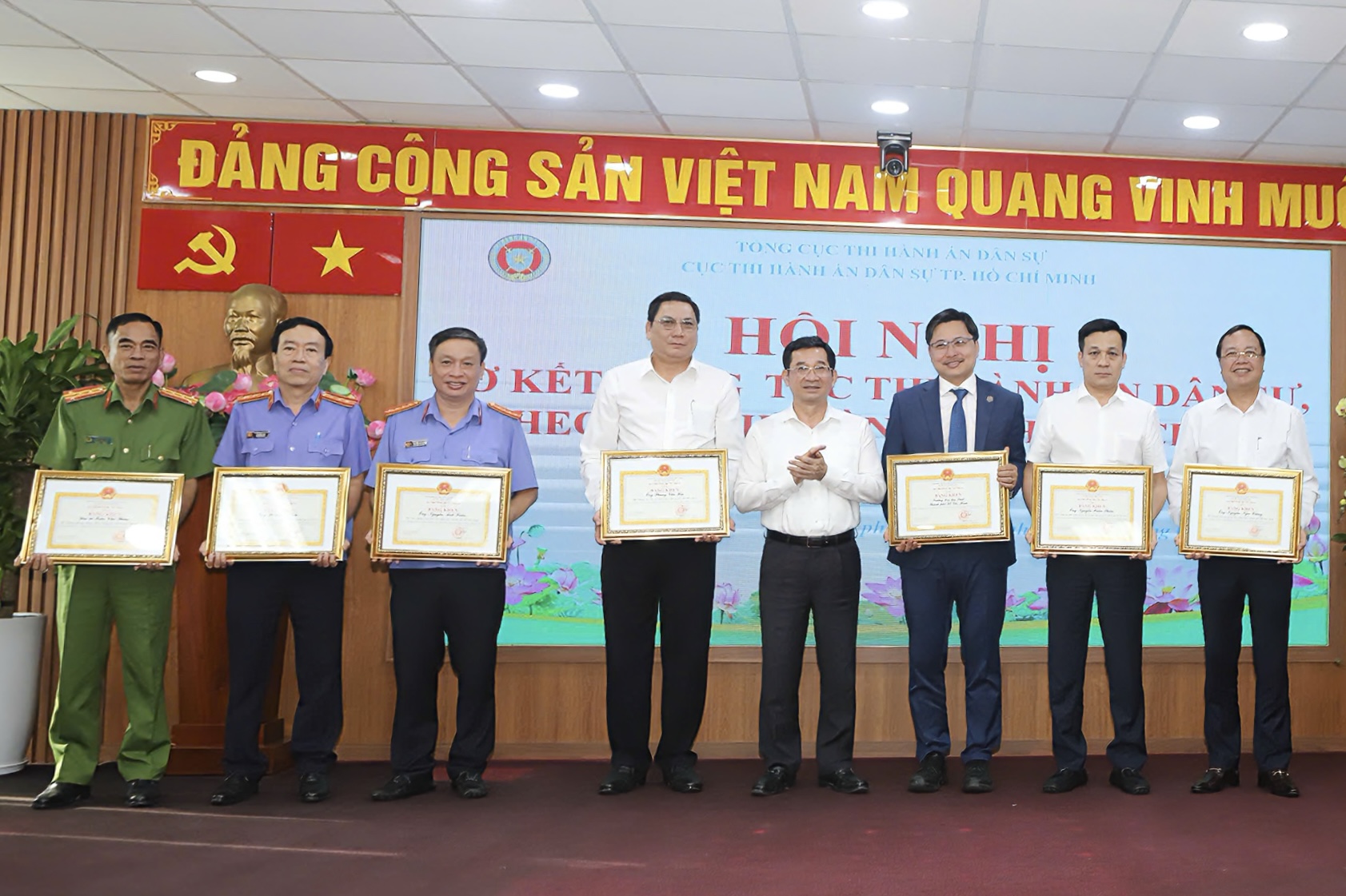 Những con số biết nói của ngành Thi hành án dân sự TP HCM trong 6 tháng đầu năm 2025 - Ảnh 6.