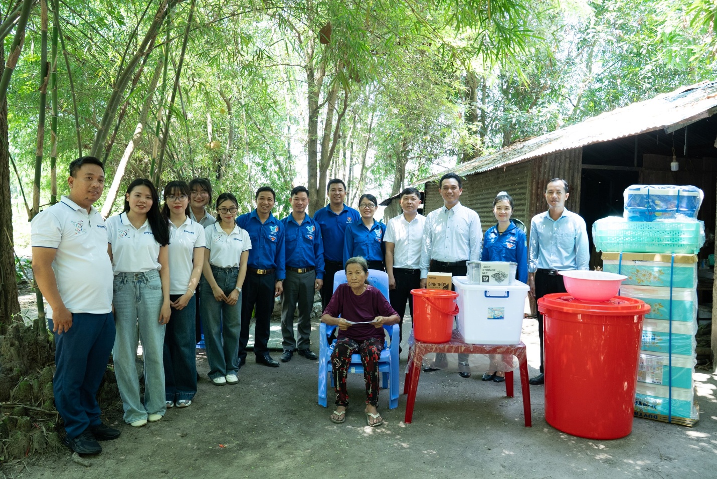 Duy Tân trao quà cho học sinh và người dân khó khăn tại Tây Ninh - Ảnh 1.