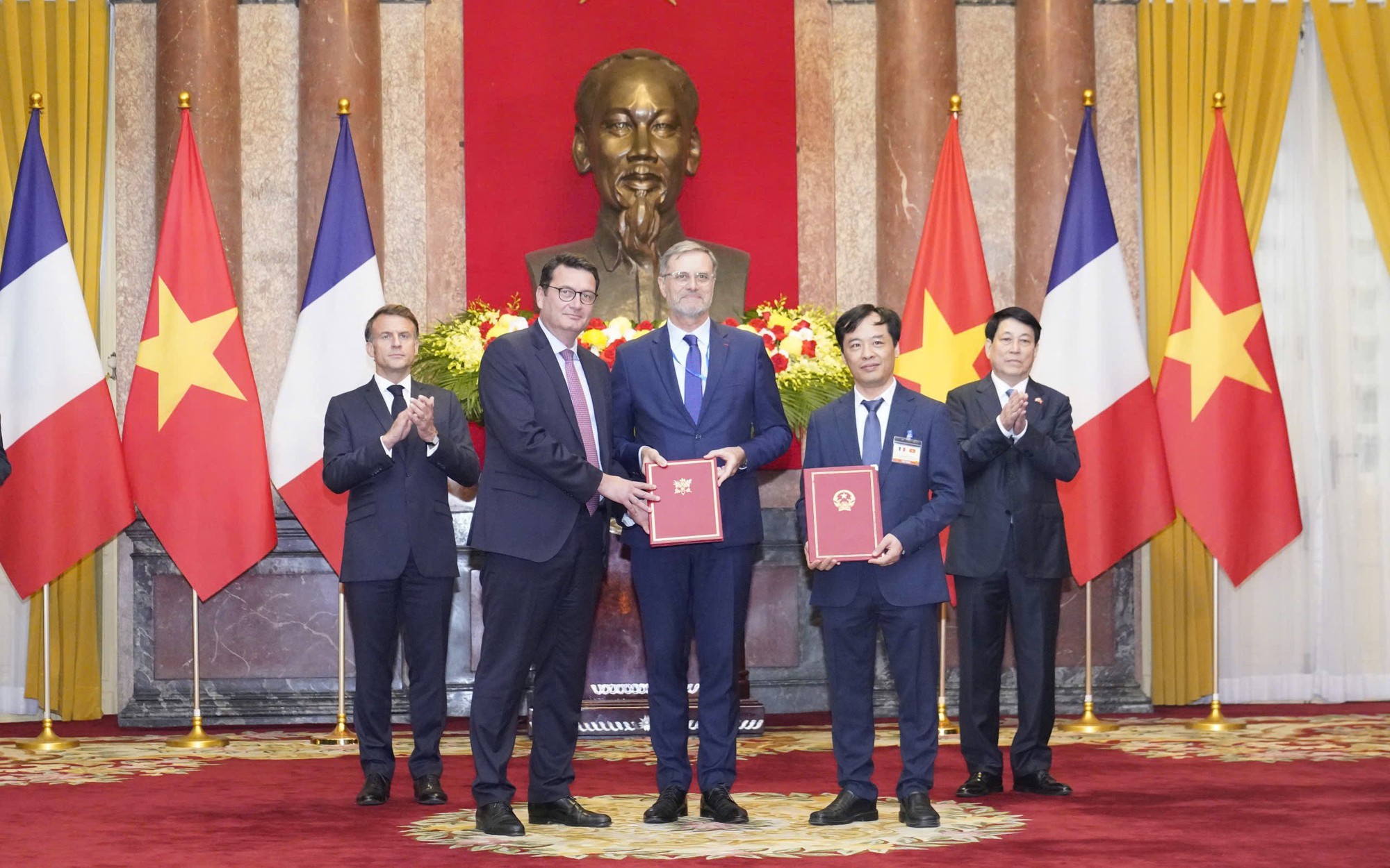 Chủ tịch nước Lương Cường và Tổng thống Pháp chứng kiến Vietjet đặt mua 20 máy bay thân rộng - Ảnh 2.