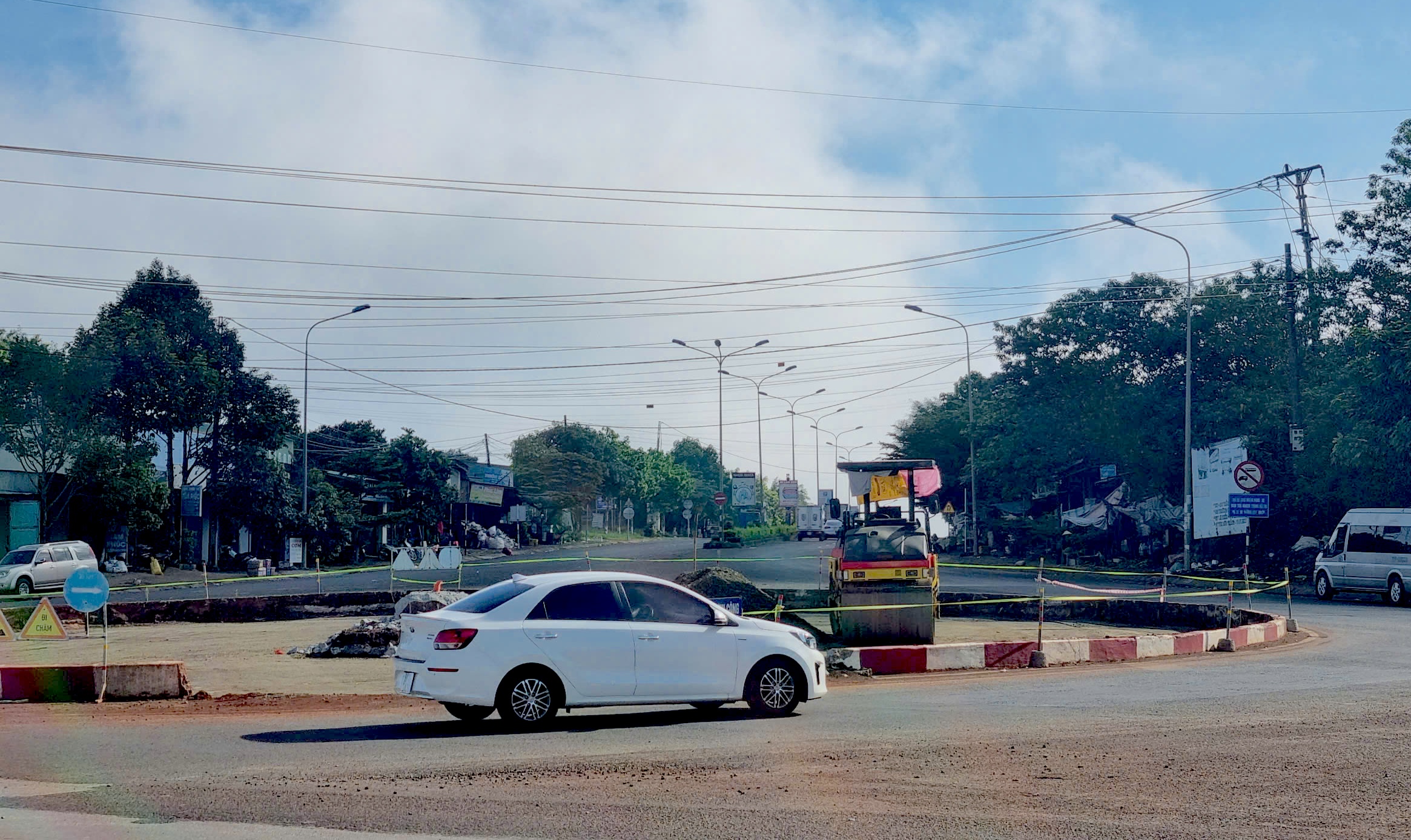 gia Lai: Làm rõ thông tin phá bỏ vòng xuyến Hàm Rồng hết ... 5 tỉ đồng- Ảnh 3. gia Lai: Làm rõ thông tin phá bỏ vòng xuyến Hàm Rồng hết ... 5 tỉ đồng- Ảnh 3.
