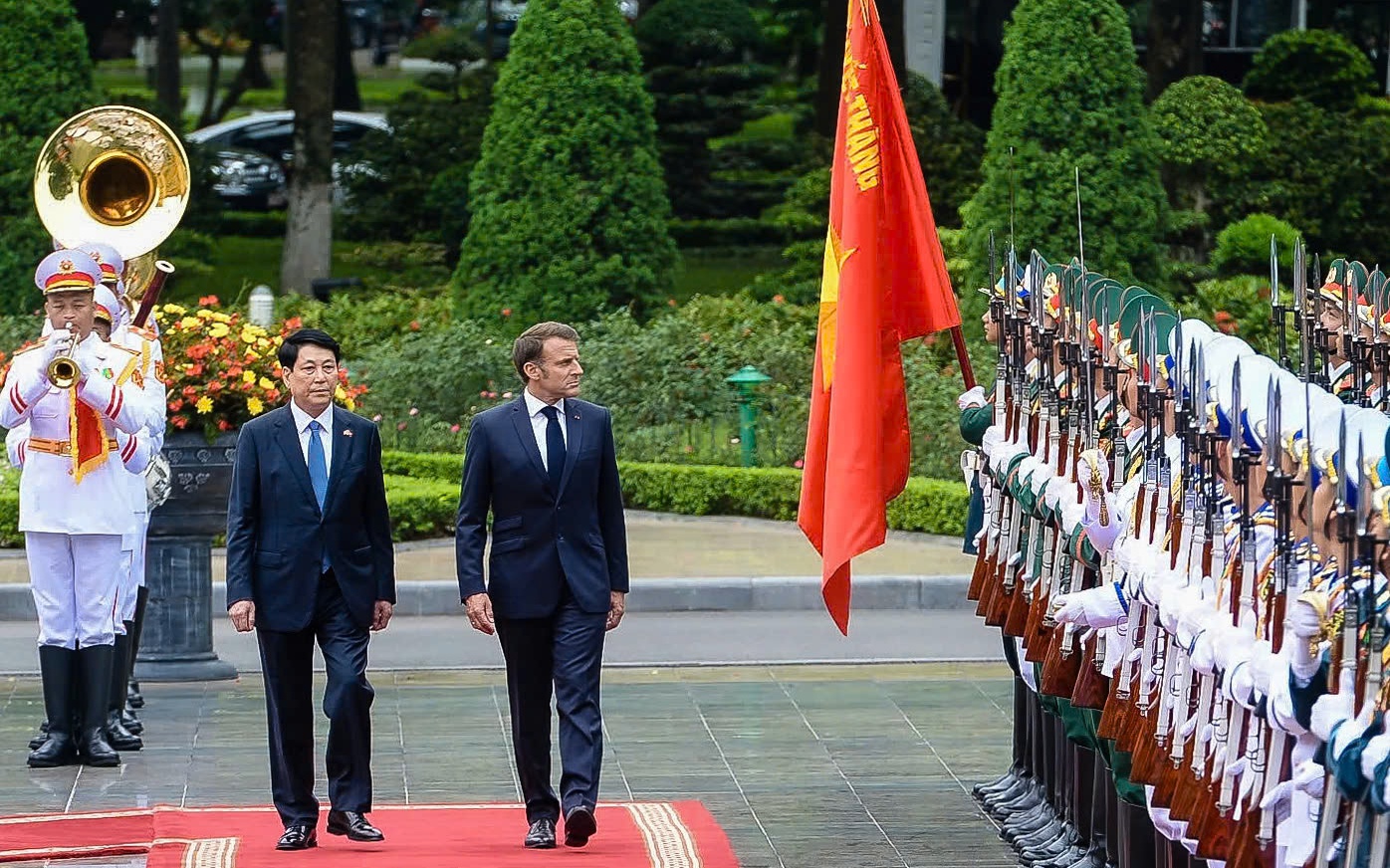 Tổng Bí thư Tô Lâm và Phu nhân cùng Tổng thống Pháp và Phu nhân thăm Văn Miếu Quốc Tử Giám - Ảnh 1.