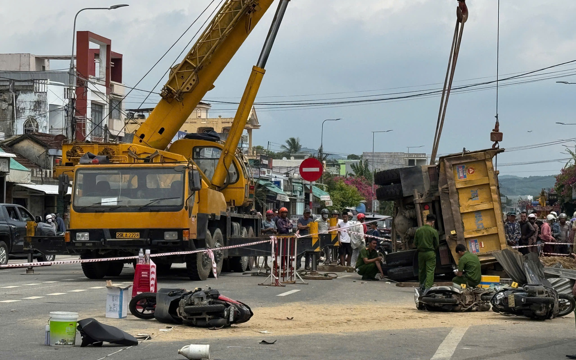 Vụ xe tải lao vào nhà dân: Tài xế xe tải tránh xe máy chuyển hướng đột ngột - Ảnh 4.
