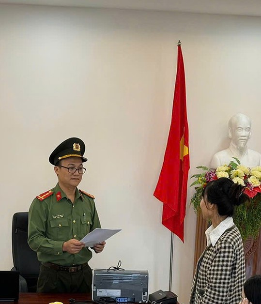 Khởi tố 3 cô gái vận chuyển tiền trái phép qua biên giới - Ảnh 1.