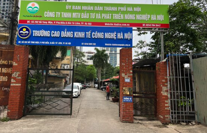 Министерство образования и профессиональной подготовки высказалось об отстранении от учебы более 100 студентов без причины - Фото 1. Bộ GD-ĐT lên tiếng việc hơn 100 sinh viên bị dừng học không lý do- Ảnh 1.