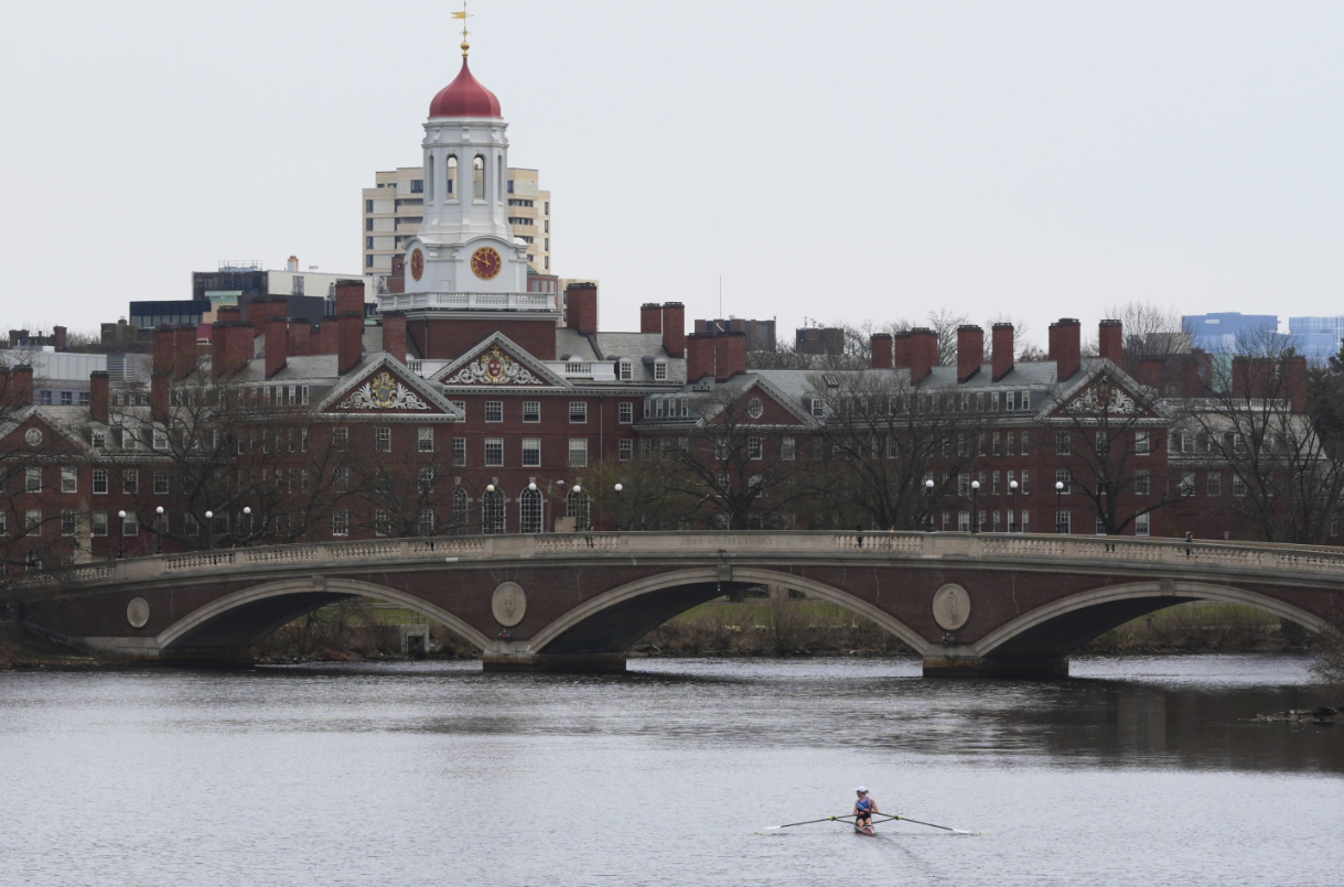Tổng thống Mỹ tiếp tục gây áp lực lên ĐH Harvard- Ảnh 1. Tổng thống Mỹ tiếp tục gây áp lực lên ĐH Harvard- Ảnh 1.