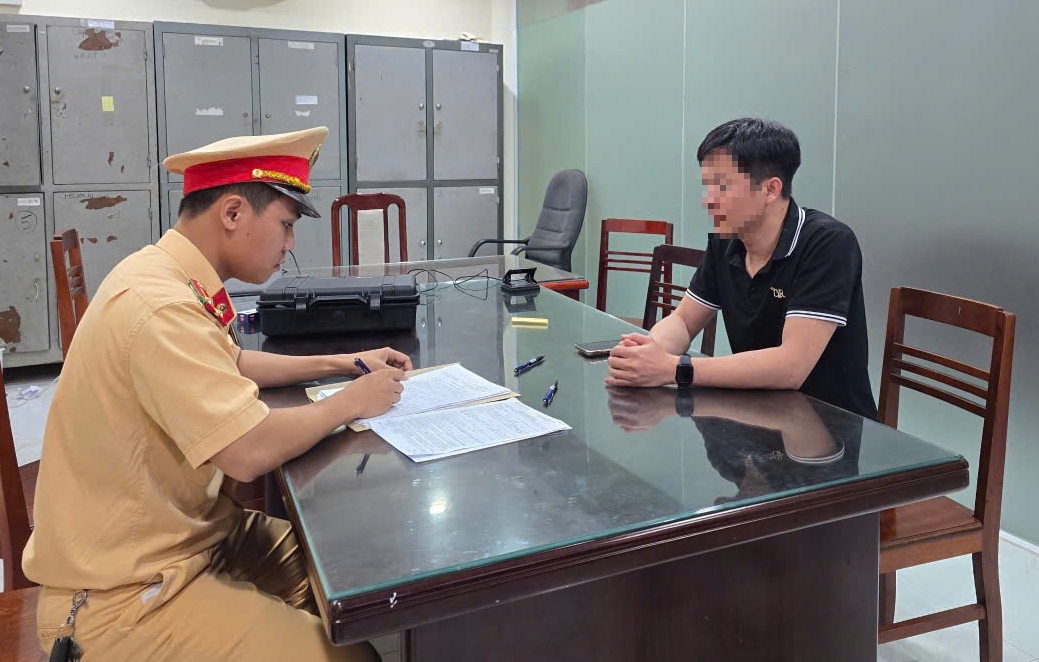 VIDEO: Tài xế lùi xe trên cao tốc Hà Nội - Thái Nguyên bị phạt 35 triệu đồng- Ảnh 1. VIDEO: Tài xế lùi xe trên cao tốc Hà Nội - Thái Nguyên bị phạt 35 triệu đồng- Ảnh 1.