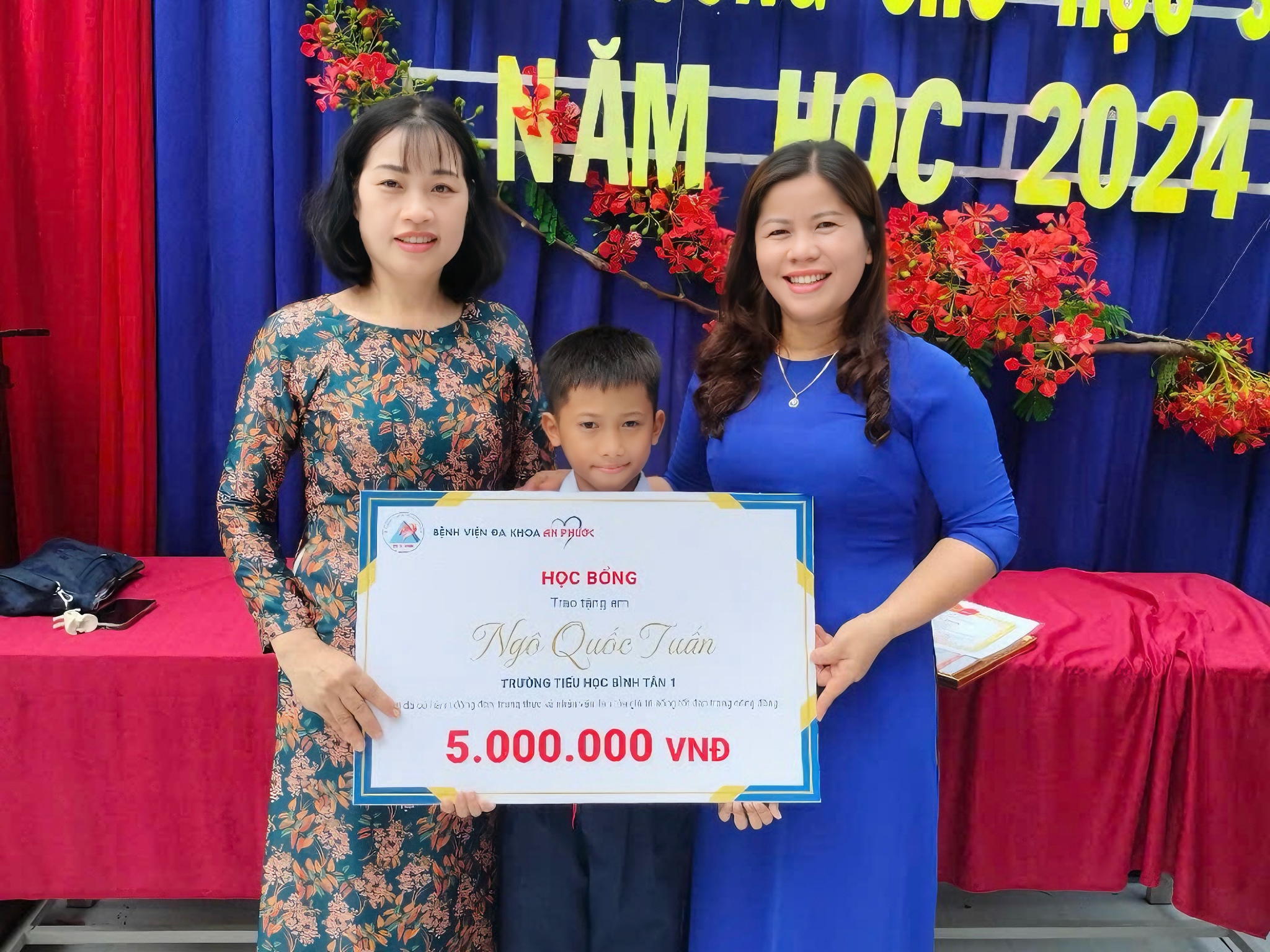 Niềm vui đặc biệt của cậu bé đội mưa đến công an phường trao trả tài sản - Ảnh 3.