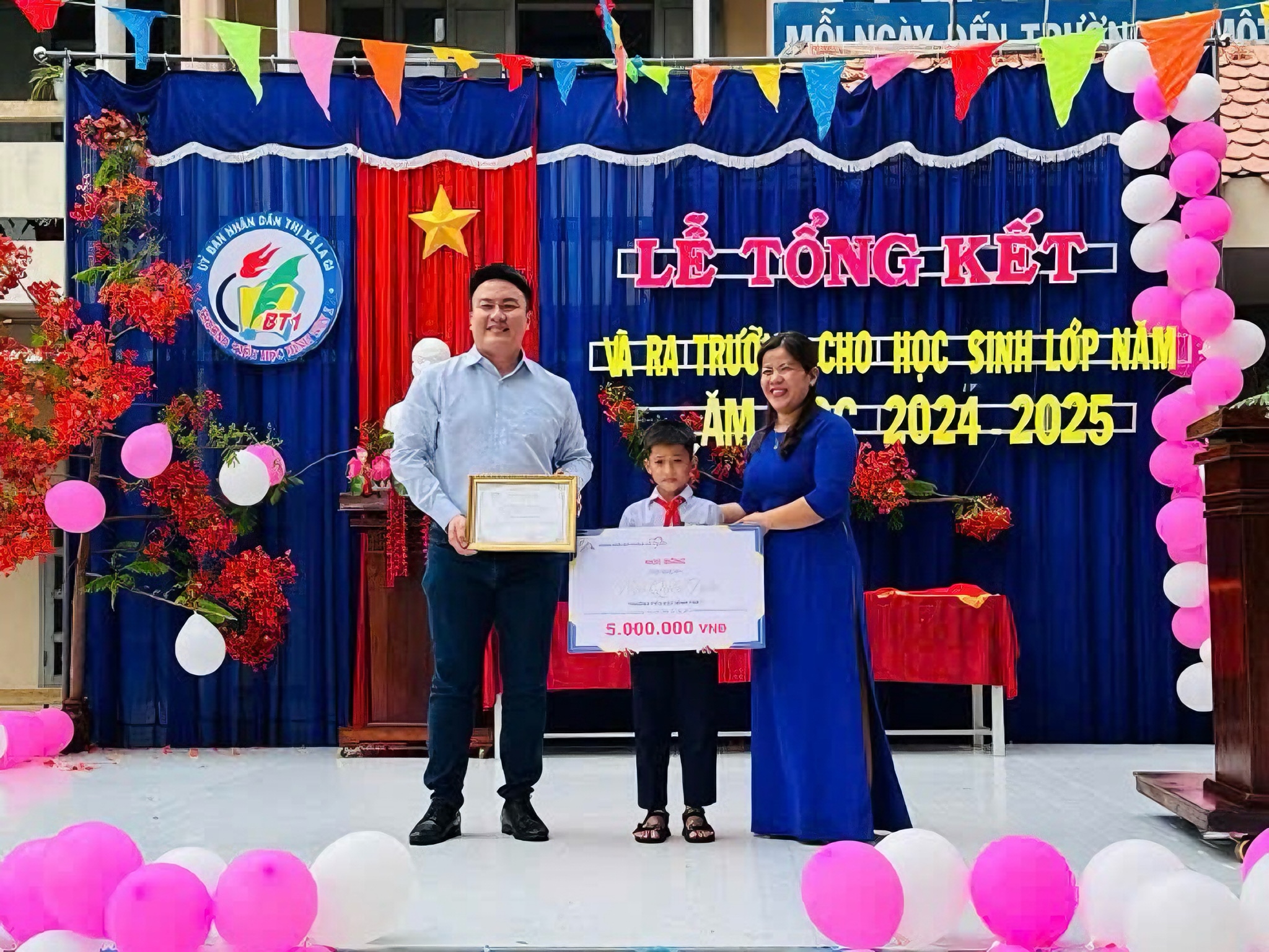 Niềm vui đặc biệt của cậu bé đội mưa đến công an phường trao trả tài sản - Ảnh 4.