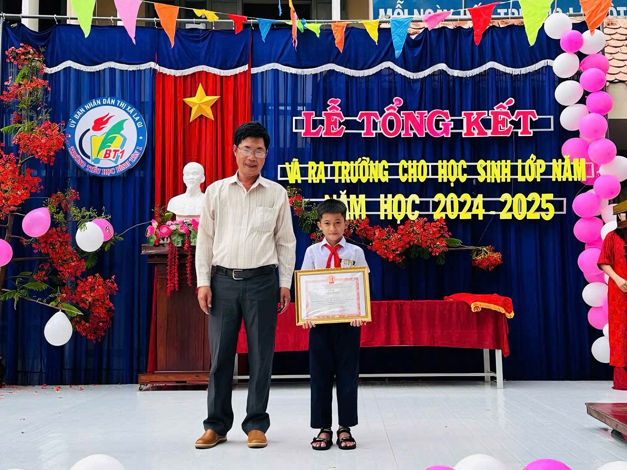 Niềm vui đặc biệt của cậu bé đội mưa đến công an phường trao trả tài sản - Ảnh 2.