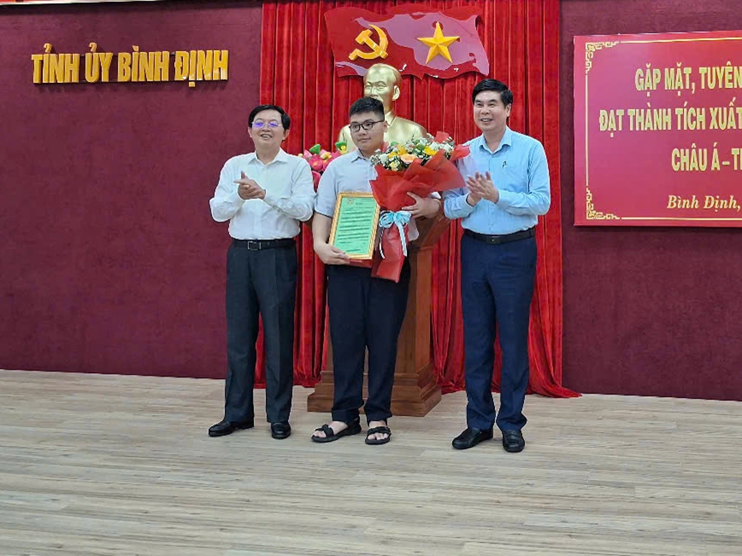 Bình Định khen thưởng học sinh đoạt huy chương bạc Olympic Tin học châu Á- Ảnh 1. Bình Định khen thưởng học sinh đoạt huy chương bạc Olympic Tin học châu Á- Ảnh 1.
