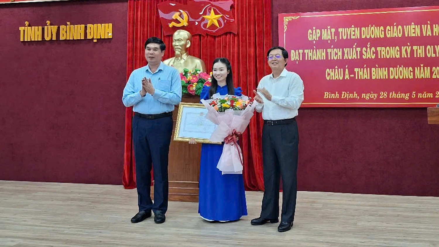 Bình Định khen thưởng học sinh đoạt huy chương bạc Olympic Tin học châu Á- Ảnh 3. Bình Định khen thưởng học sinh đoạt huy chương bạc Olympic Tin học châu Á- Ảnh 3.