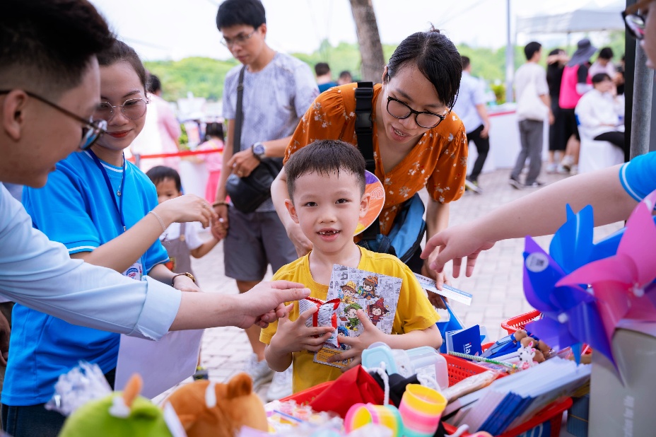Hơn 10.000 quà tặng tại Ngày hội “Phú Mỹ Hưng hướng về trẻ em”- Ảnh 2. Hơn 10.000 quà tặng tại Ngày hội “Phú Mỹ Hưng hướng về trẻ em”- Ảnh 2.