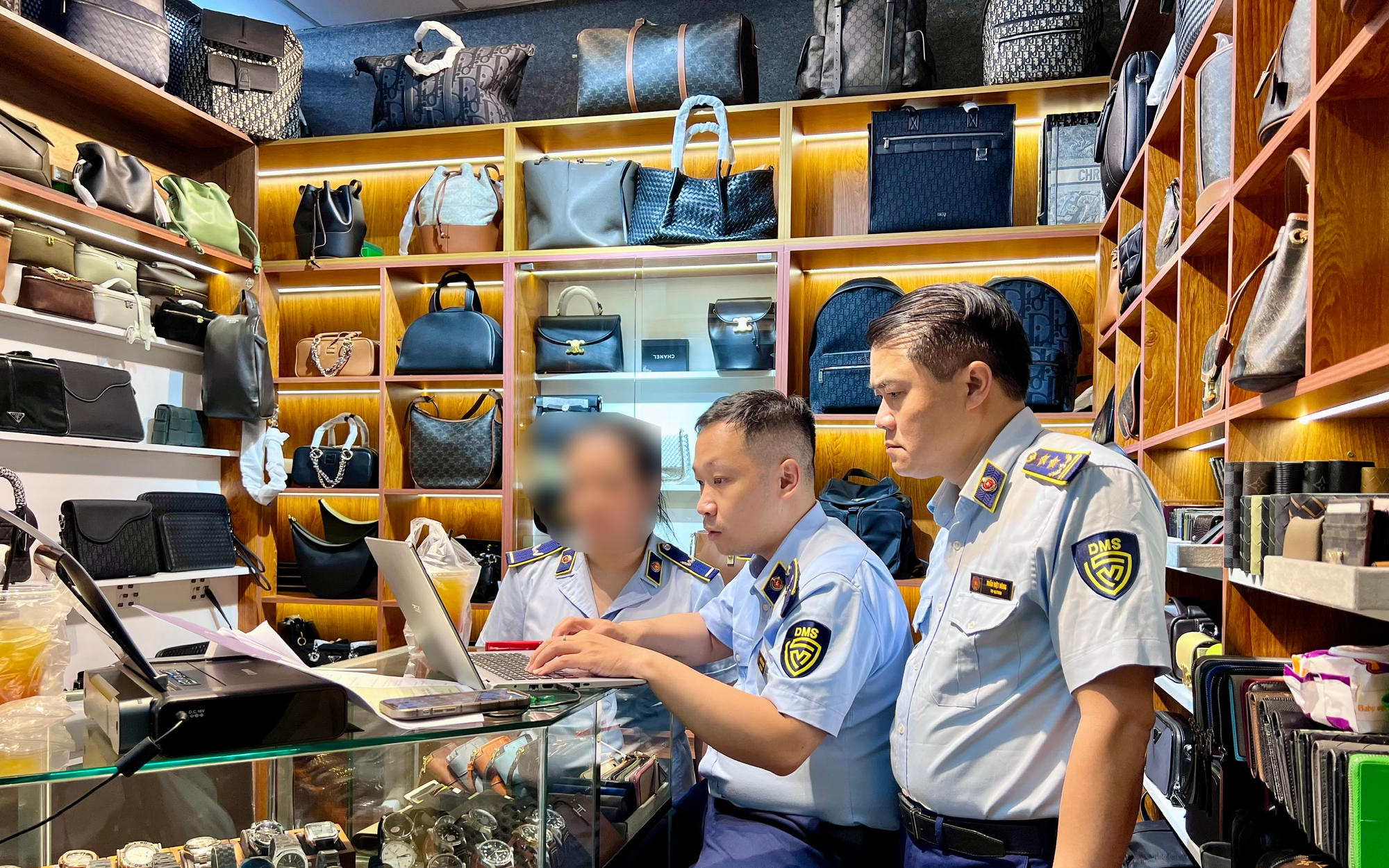 Giả Chanel, nhái Louis tràn lan ở Saigon Square: Vì sao không dẹp được? - Ảnh 2.