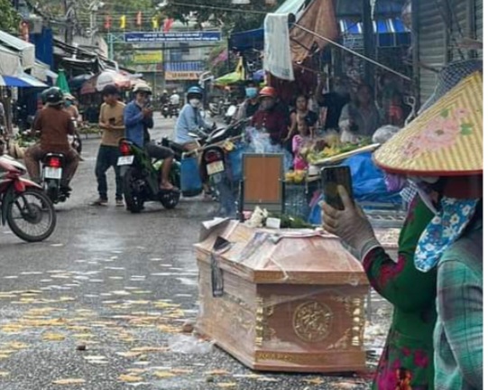 Truy tố nhóm người mang quan tài đòi nợ chủ hụi tại Phan Thiết- Ảnh 1. Truy tố nhóm người mang quan tài đòi nợ chủ hụi tại Phan Thiết- Ảnh 1.