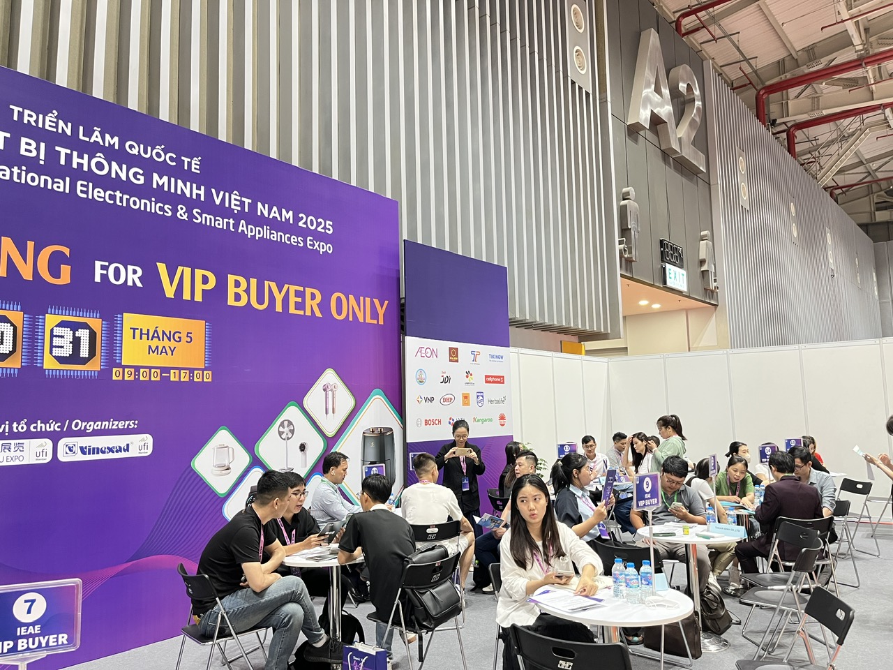 Tràn ngập phụ kiện Trung Quốc tại Triển lãm Quốc tế Điện tử và Thiết bị thông minh Việt Nam 2025- Ảnh 7. Tràn ngập phụ kiện Trung Quốc tại Triển lãm Quốc tế Điện tử và Thiết bị thông minh Việt Nam 2025- Ảnh 7.