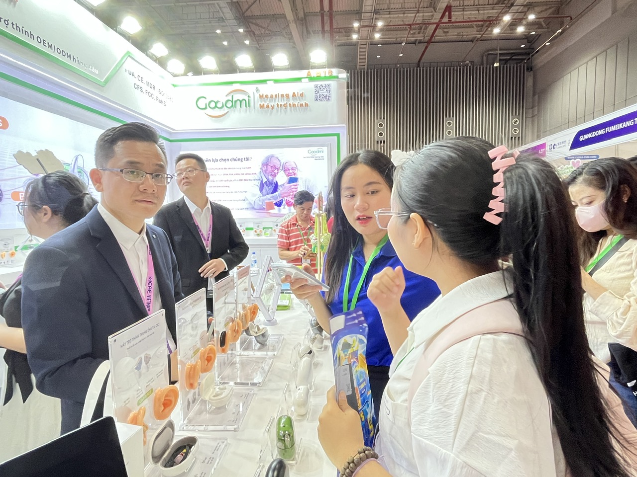 Tràn ngập phụ kiện Trung Quốc tại Triển lãm Quốc tế Điện tử và Thiết bị thông minh Việt Nam 2025- Ảnh 1. Tràn ngập phụ kiện Trung Quốc tại Triển lãm Quốc tế Điện tử và Thiết bị thông minh Việt Nam 2025- Ảnh 1.