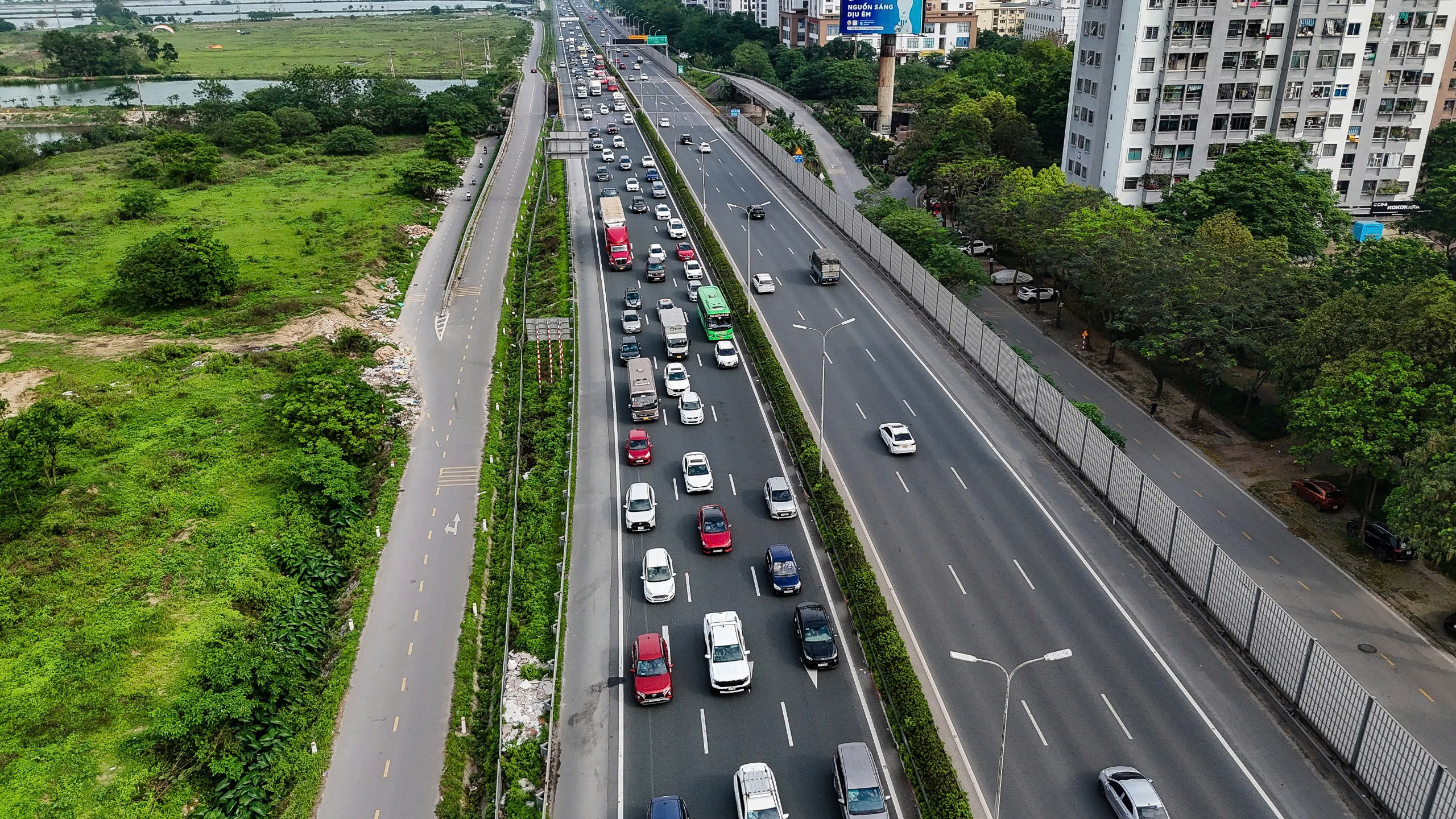 Chưa hết ngày nghỉ lễ, xe ô tô đã ùn ùn trở về Hà Nội, các cửa ngõ thủ đô tắc nghẽn hàng km- Ảnh 3. Chưa hết ngày nghỉ lễ, xe ô tô đã ùn ùn trở về Hà Nội, các cửa ngõ thủ đô tắc nghẽn hàng km- Ảnh 3.