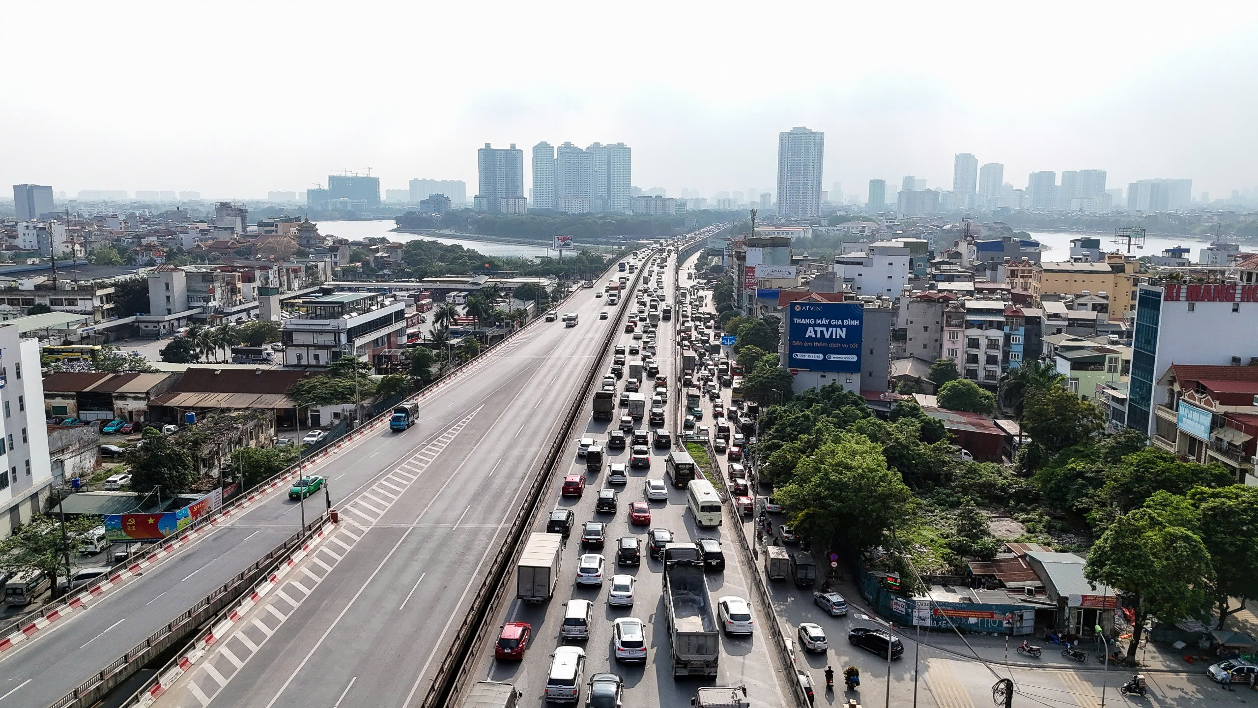 Chưa hết ngày nghỉ lễ, xe ô tô đã ùn ùn trở về Hà Nội, các cửa ngõ thủ đô tắc nghẽn hàng km- Ảnh 7. Chưa hết ngày nghỉ lễ, xe ô tô đã ùn ùn trở về Hà Nội, các cửa ngõ thủ đô tắc nghẽn hàng km- Ảnh 7.
