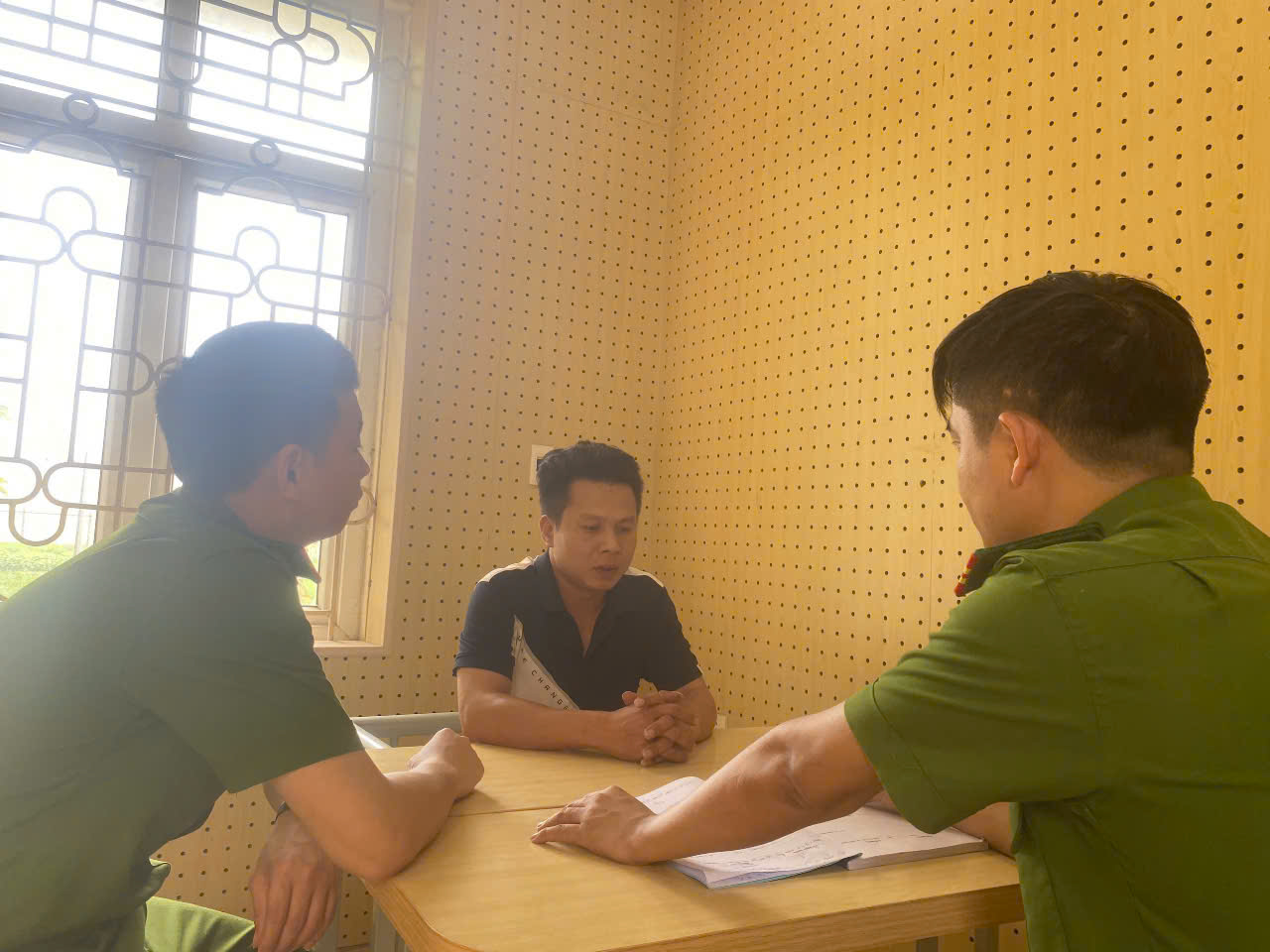Bắt quả tang 2 người đàn ông đe doạ, cưỡng đoạt tiền của CSGT- Ảnh 1. Bắt quả tang 2 người đàn ông đe doạ, cưỡng đoạt tiền của CSGT- Ảnh 1.