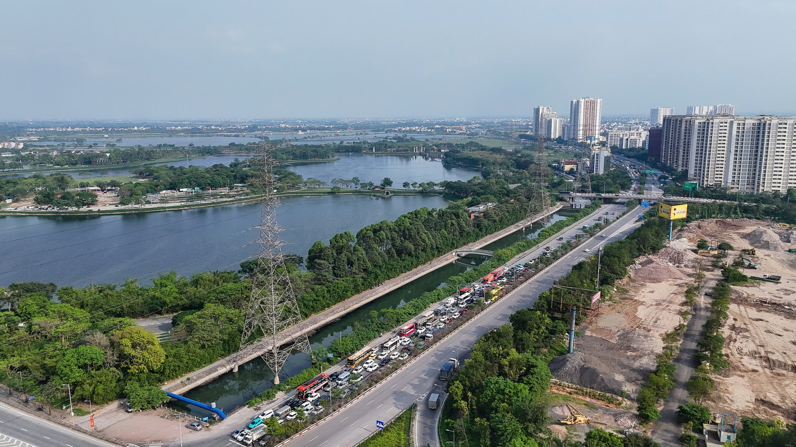 Chưa hết ngày nghỉ lễ, xe ô tô đã ùn ùn trở về Hà Nội, các cửa ngõ thủ đô tắc nghẽn hàng km- Ảnh 2. Chưa hết ngày nghỉ lễ, xe ô tô đã ùn ùn trở về Hà Nội, các cửa ngõ thủ đô tắc nghẽn hàng km- Ảnh 2.