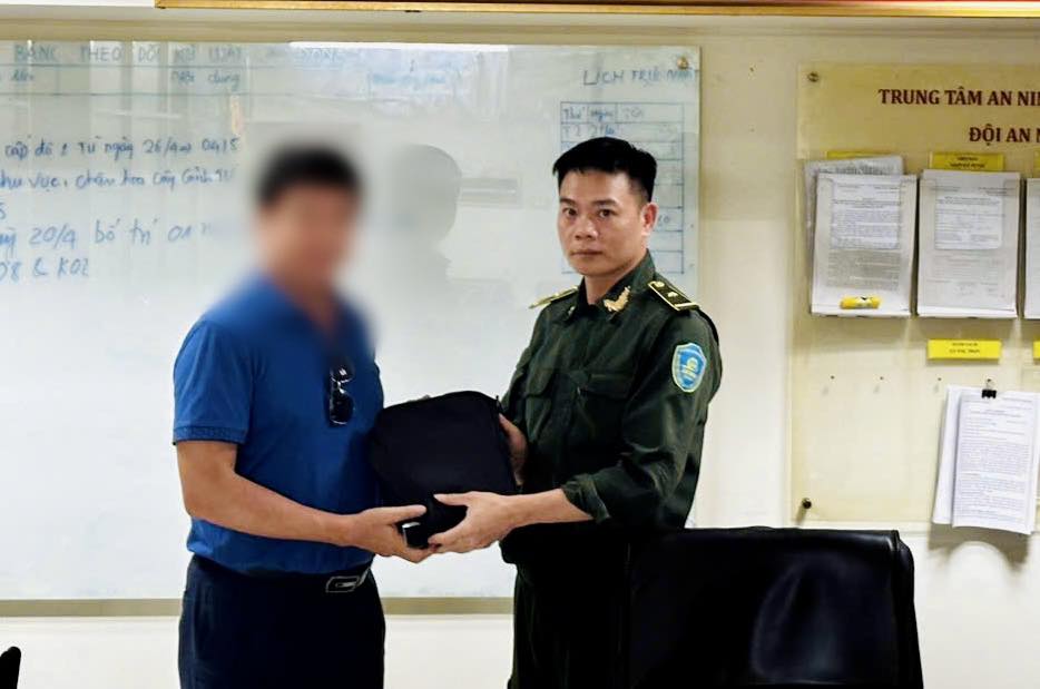 Hành khách để quên điện thoại và gần 85 triệu đồng tại sân bay Hành khách để quên điện thoại và gần 85 triệu đồng tại sân bay
