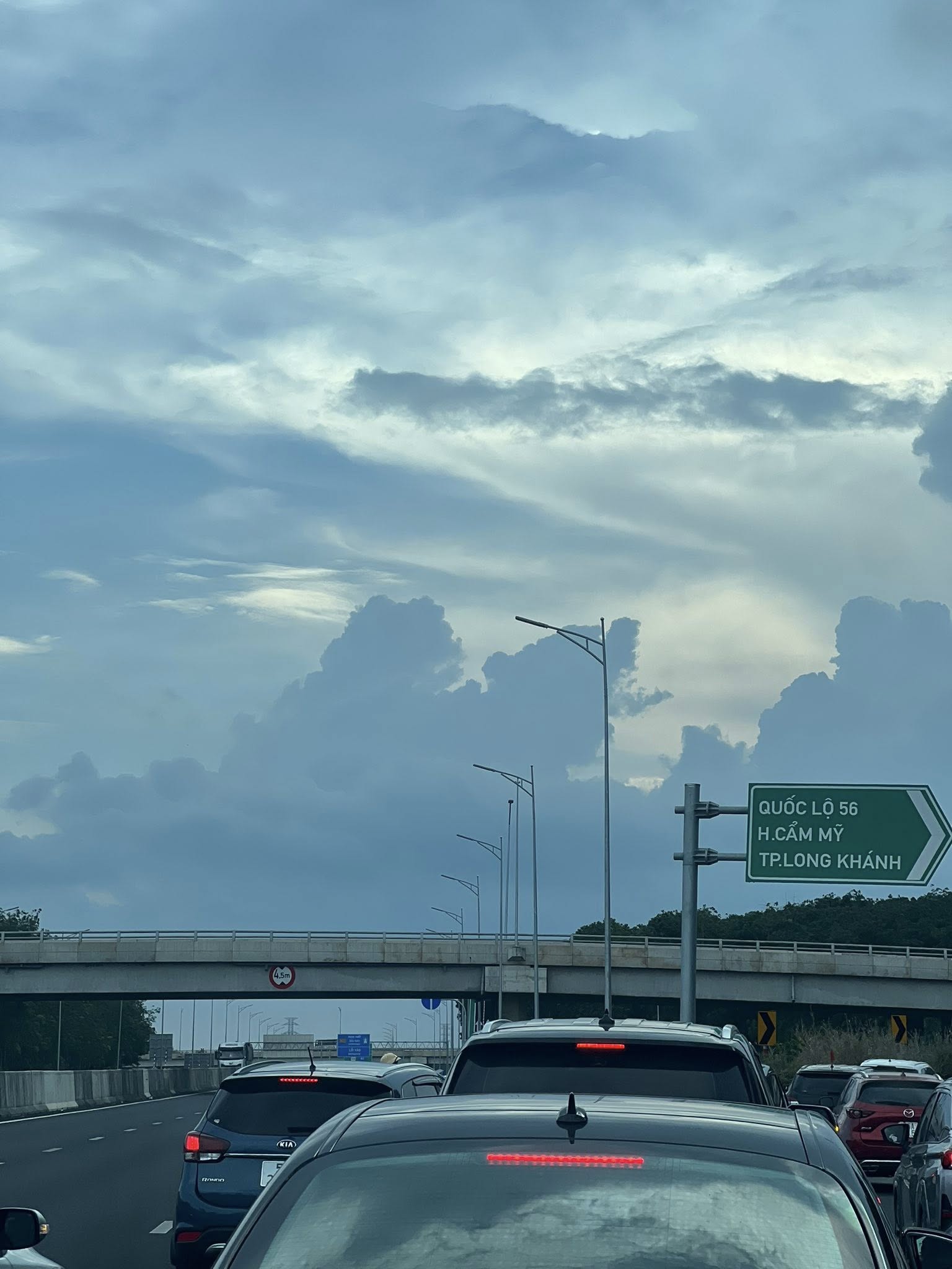 Từ chiều 3-5, đường cao tốc Phan Thiết-Dầu Giây, TP HCM-Long Thành-Dầu Giây quá tải nghiêm trọng- Ảnh 5. Từ chiều 3-5, đường cao tốc Phan Thiết-Dầu Giây, TP HCM-Long Thành-Dầu Giây quá tải nghiêm trọng- Ảnh 5.