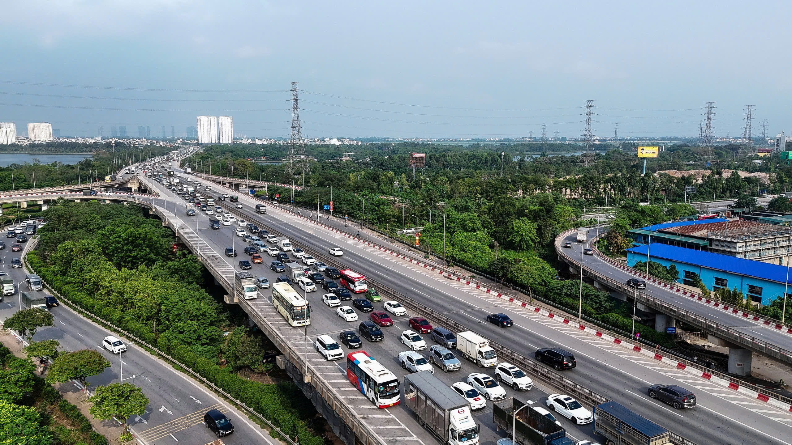 Chưa hết ngày nghỉ lễ, xe ô tô đã ùn ùn trở về Hà Nội, các cửa ngõ thủ đô tắc nghẽn hàng km- Ảnh 1. Chưa hết ngày nghỉ lễ, xe ô tô đã ùn ùn trở về Hà Nội, các cửa ngõ thủ đô tắc nghẽn hàng km- Ảnh 1.