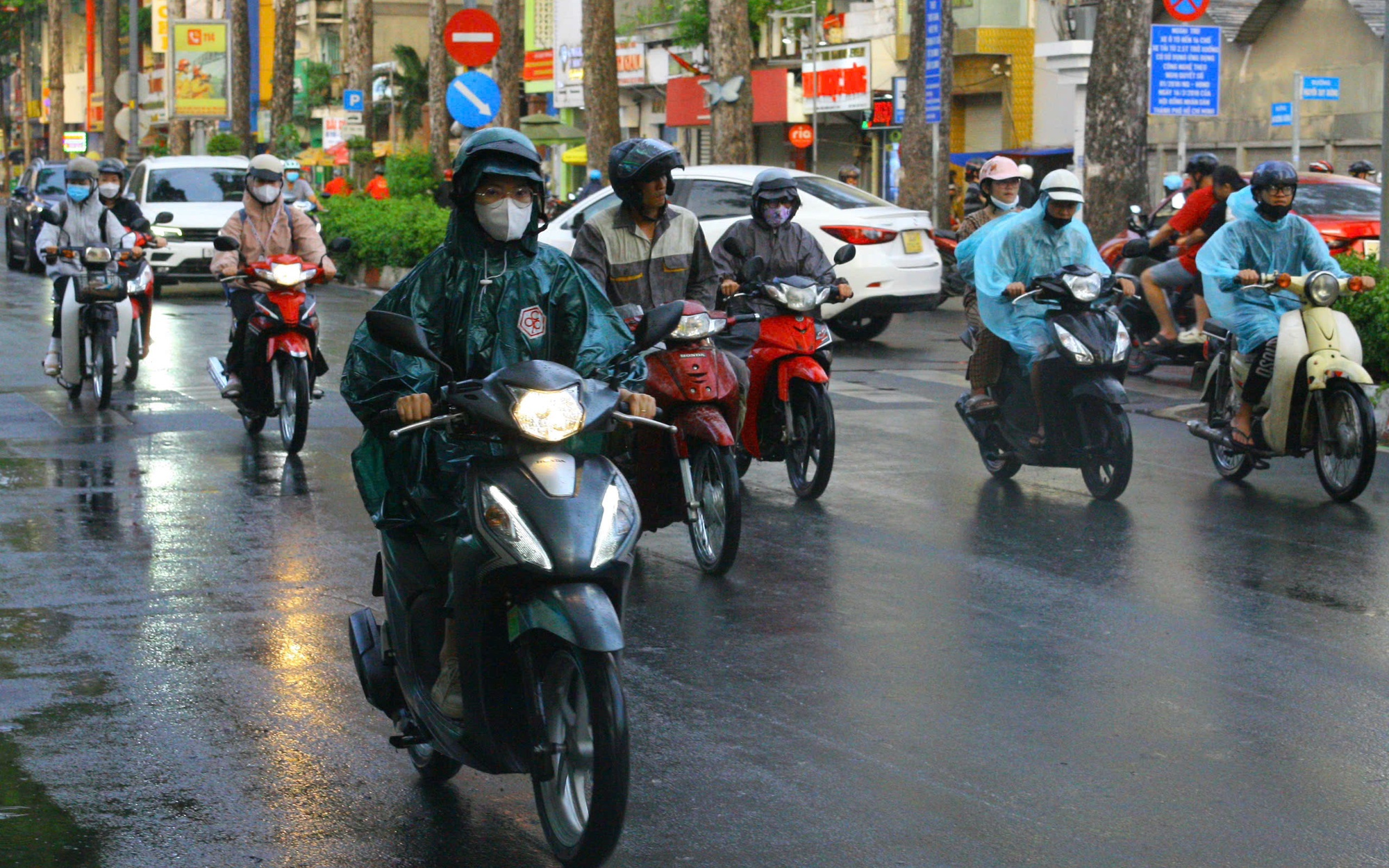 TP HCM sắp đón nhiều cơn mưa lớn, người dân lưu thông dưới mưa cần chú ý gì? - Ảnh 2.