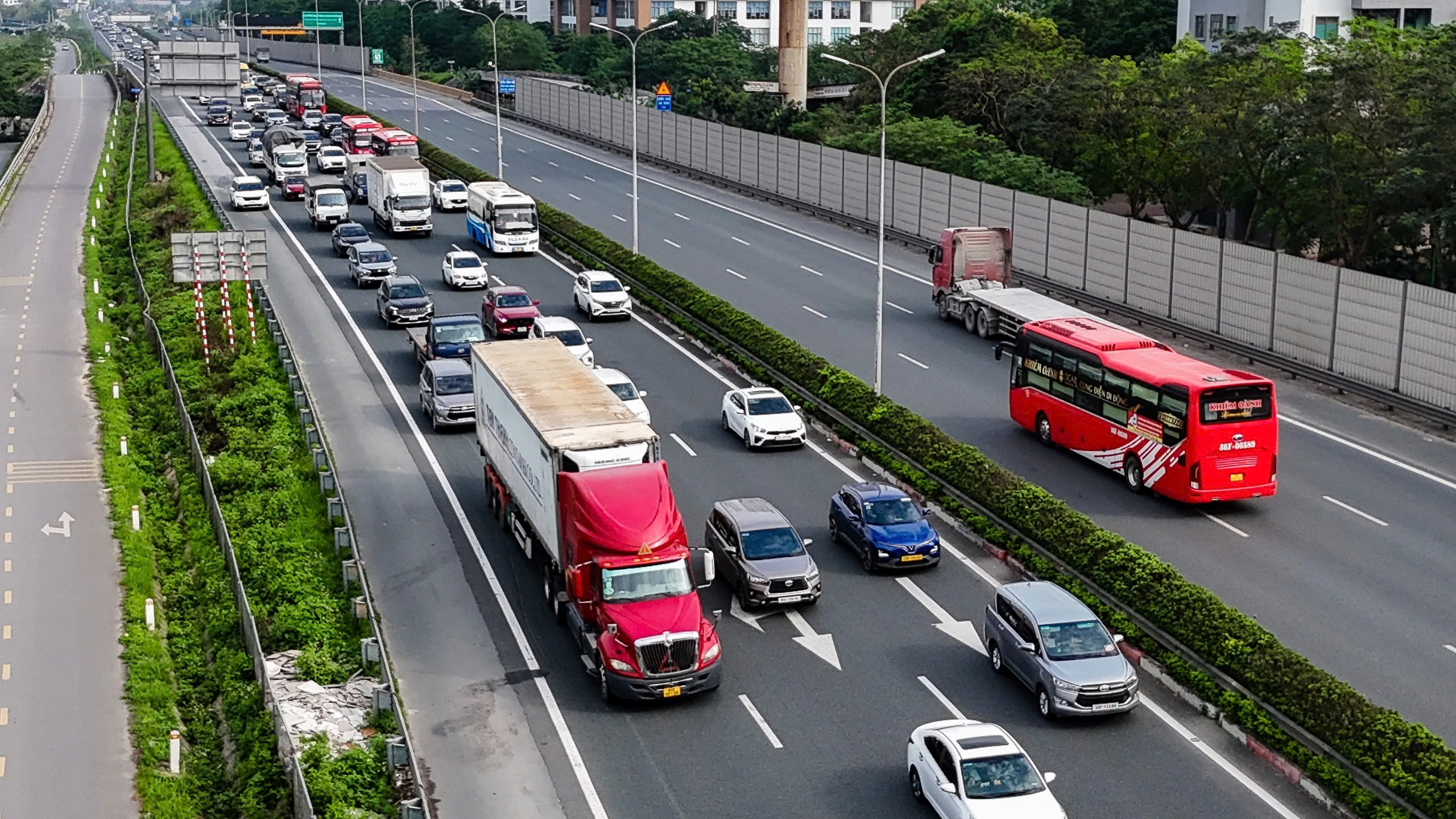 Chưa hết ngày nghỉ lễ, xe ô tô đã ùn ùn trở về Hà Nội, các cửa ngõ thủ đô tắc nghẽn hàng km- Ảnh 5. Chưa hết ngày nghỉ lễ, xe ô tô đã ùn ùn trở về Hà Nội, các cửa ngõ thủ đô tắc nghẽn hàng km- Ảnh 5.