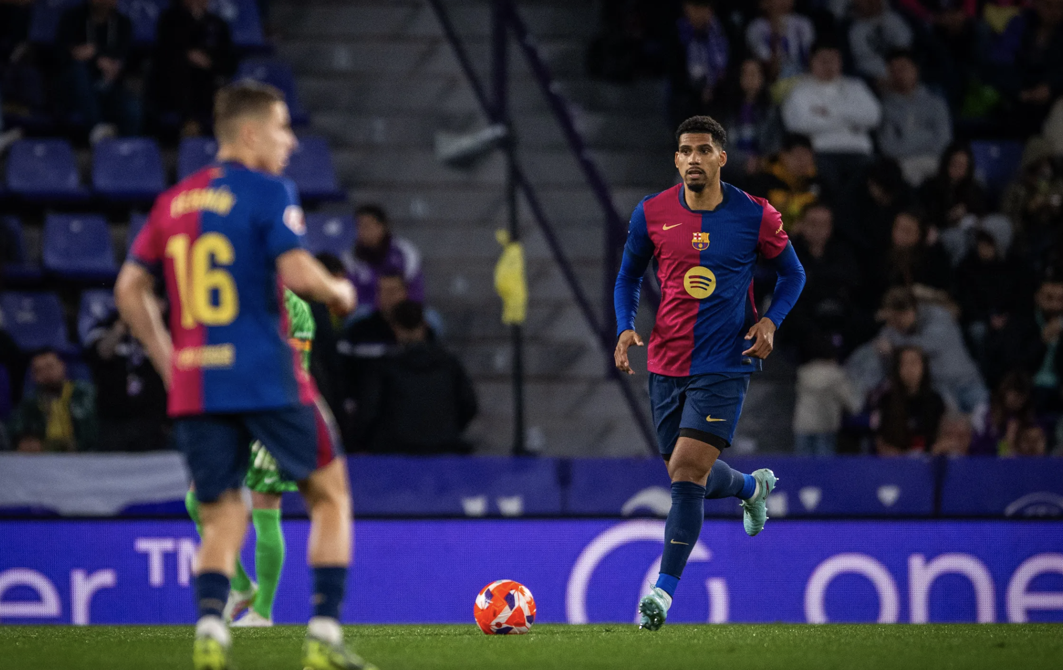 Ngược dòng chật vật hạ Valladolid, Barcelona chờ chung kết sớm ở El Clasico- Ảnh 3. Ngược dòng chật vật hạ Valladolid, Barcelona chờ chung kết sớm ở El Clasico- Ảnh 3.