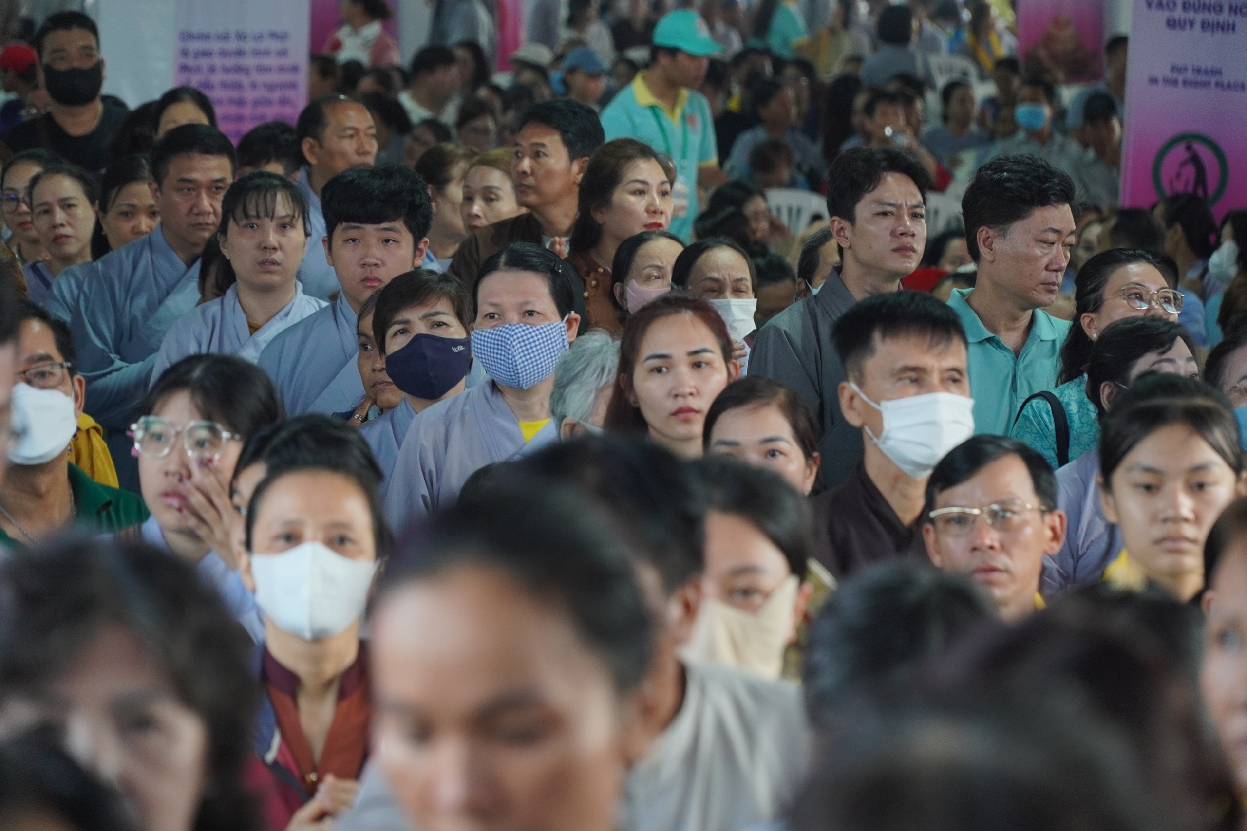 Hàng ngàn phật tử xếp hàng chờ chiêm bái Xá lợi Đức Phật ở Bình Chánh - Ảnh 8. Hàng ngàn phật tử xếp hàng chờ chiêm bái Xá lợi Đức Phật ở Bình Chánh - Ảnh 8.