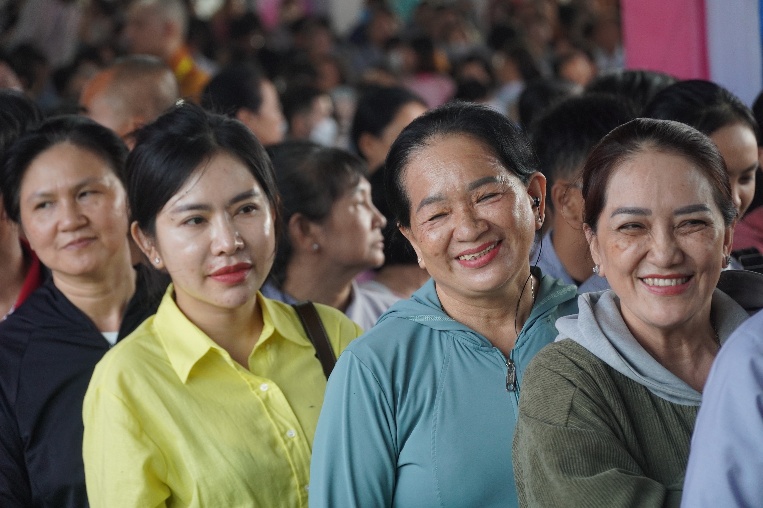 Hàng ngàn phật tử xếp hàng chờ chiêm bái Xá lợi Đức Phật ở Bình Chánh - Ảnh 11. Hàng ngàn phật tử xếp hàng chờ chiêm bái Xá lợi Đức Phật ở Bình Chánh - Ảnh 11.