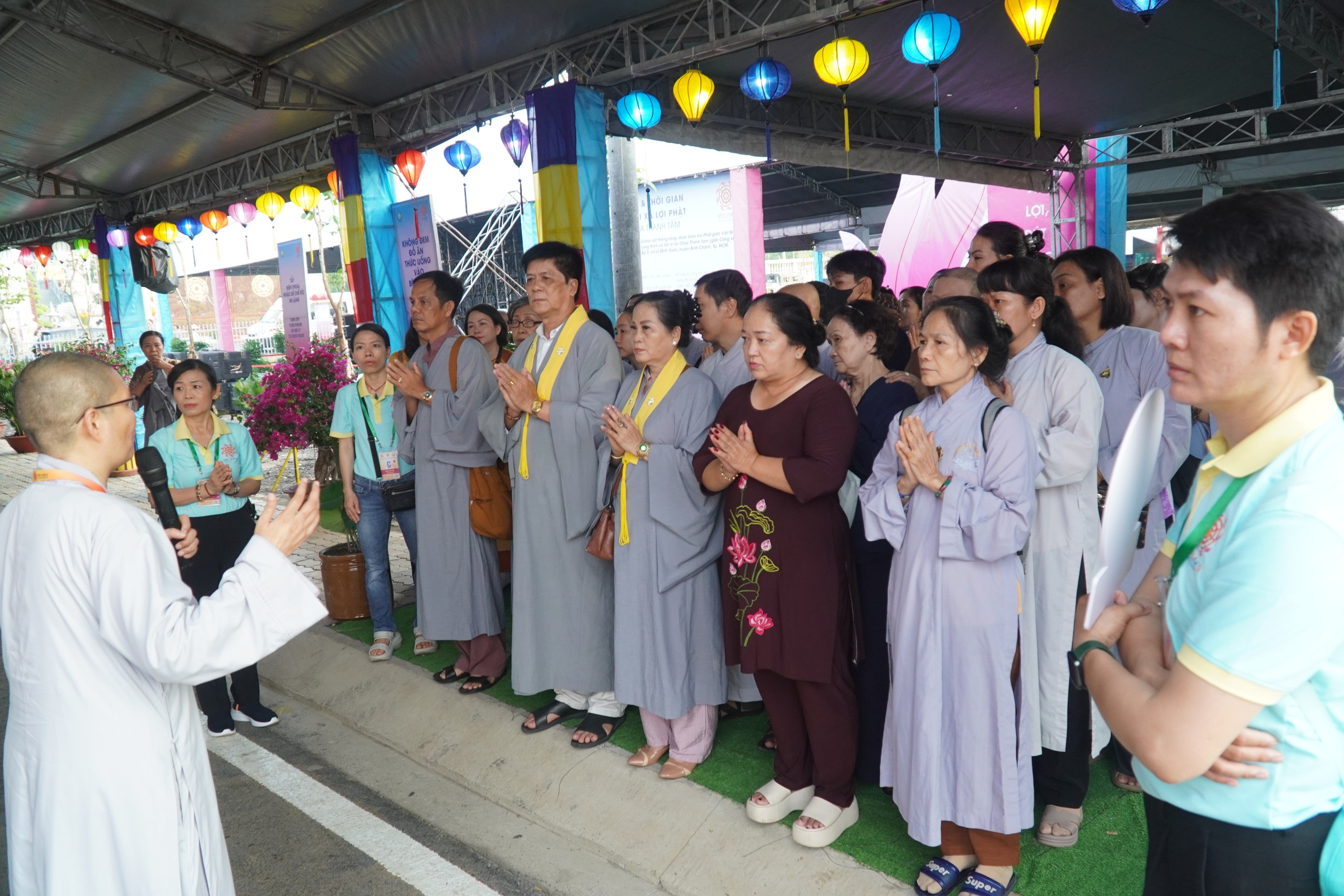 Hàng ngàn phật tử xếp hàng chờ chiêm bái Xá lợi Đức Phật ở Bình Chánh - Ảnh 7. Hàng ngàn phật tử xếp hàng chờ chiêm bái Xá lợi Đức Phật ở Bình Chánh - Ảnh 7.