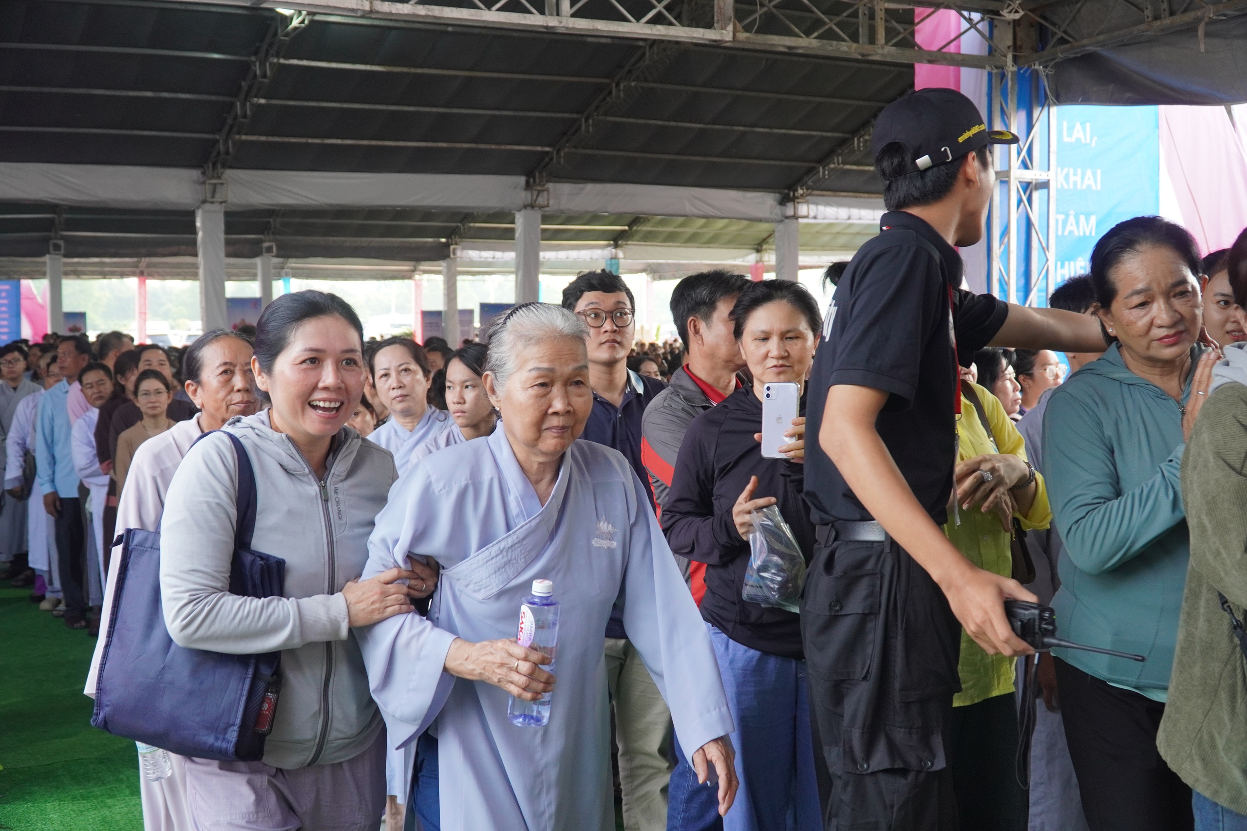 Hàng ngàn phật tử xếp hàng chờ chiêm bái Xá lợi Đức Phật ở Bình Chánh - Ảnh 6. Hàng ngàn phật tử xếp hàng chờ chiêm bái Xá lợi Đức Phật ở Bình Chánh - Ảnh 6.
