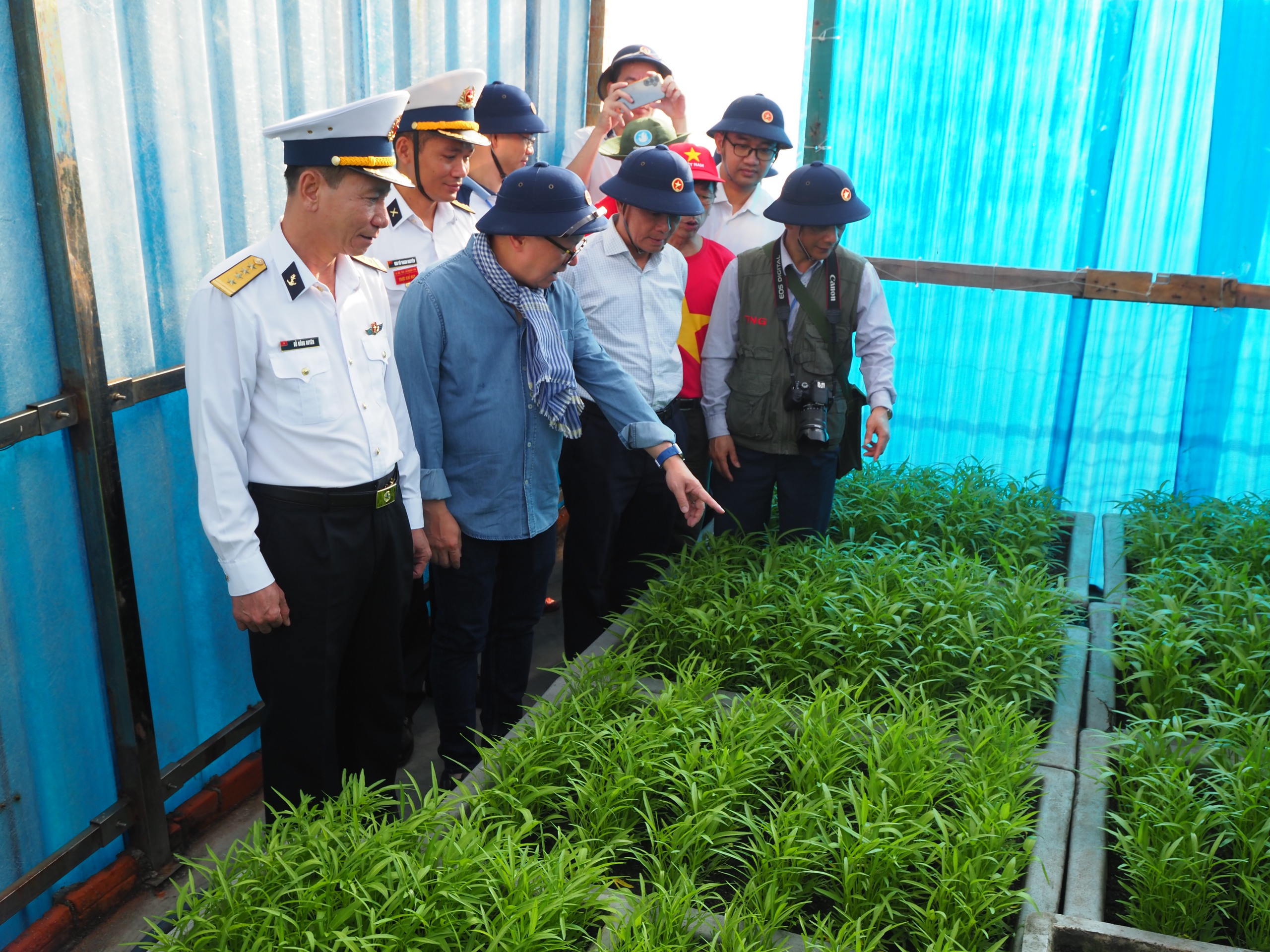 Hành trình 100 nhà báo đến với Trường Sa - Ảnh 3.