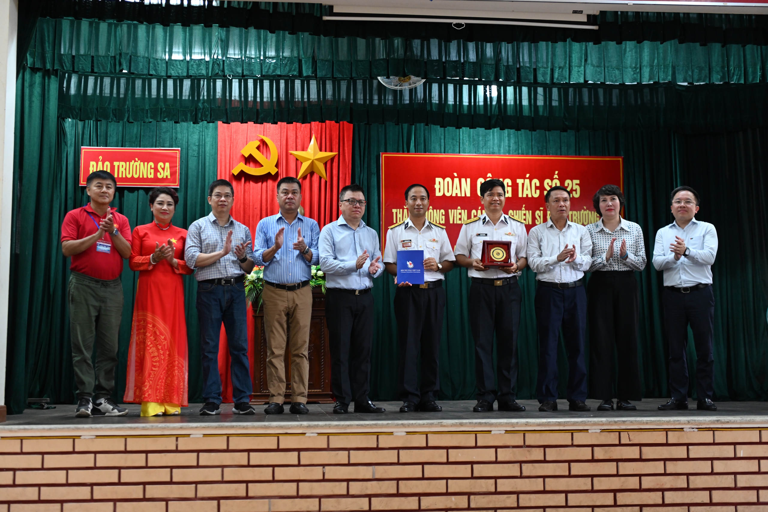 Hành trình 100 nhà báo đến với Trường Sa - Ảnh 1.