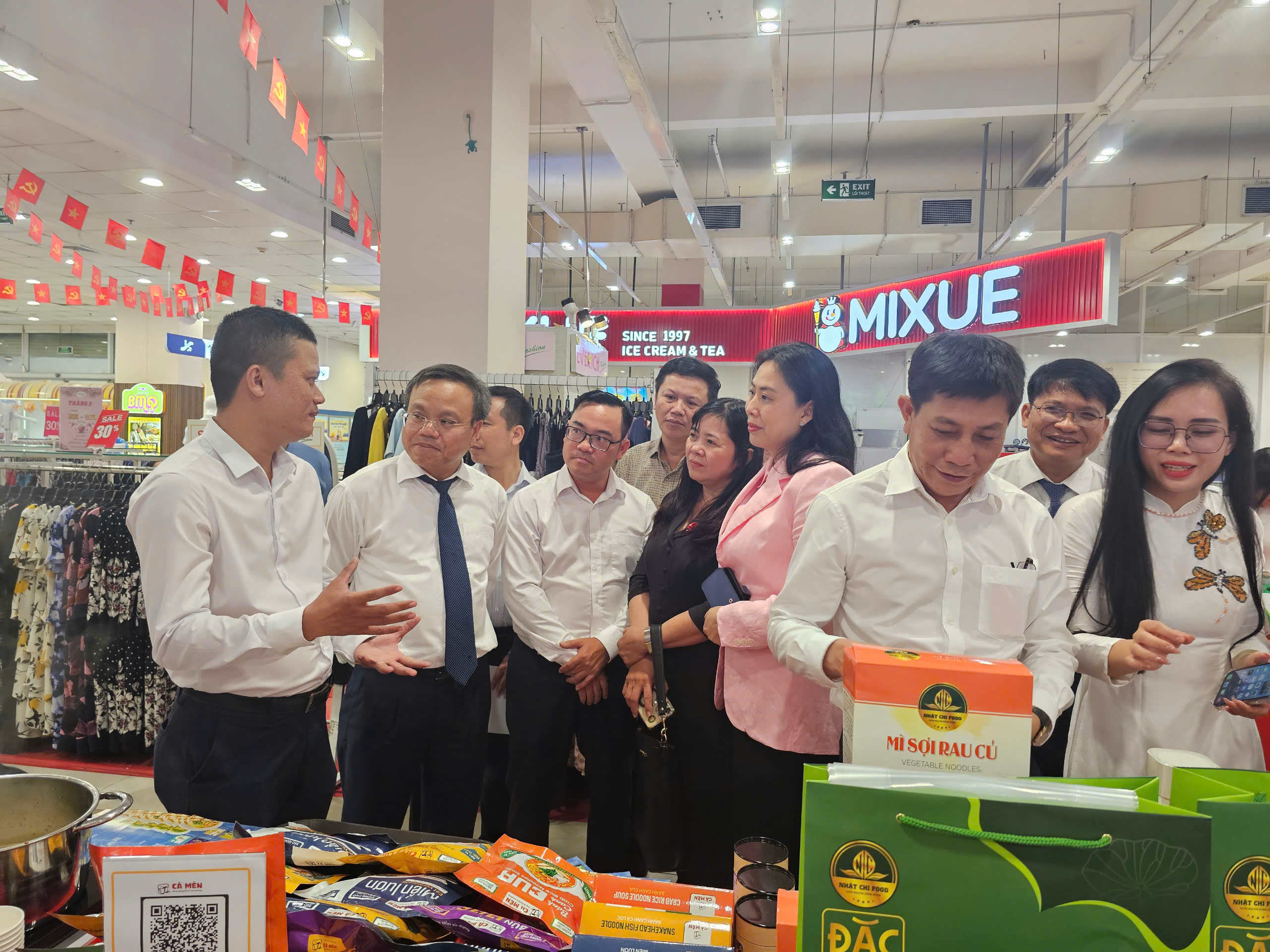 Đặc sản Quảng Trị lần đầu "đổ bộ" TP HCM - Ảnh 1.