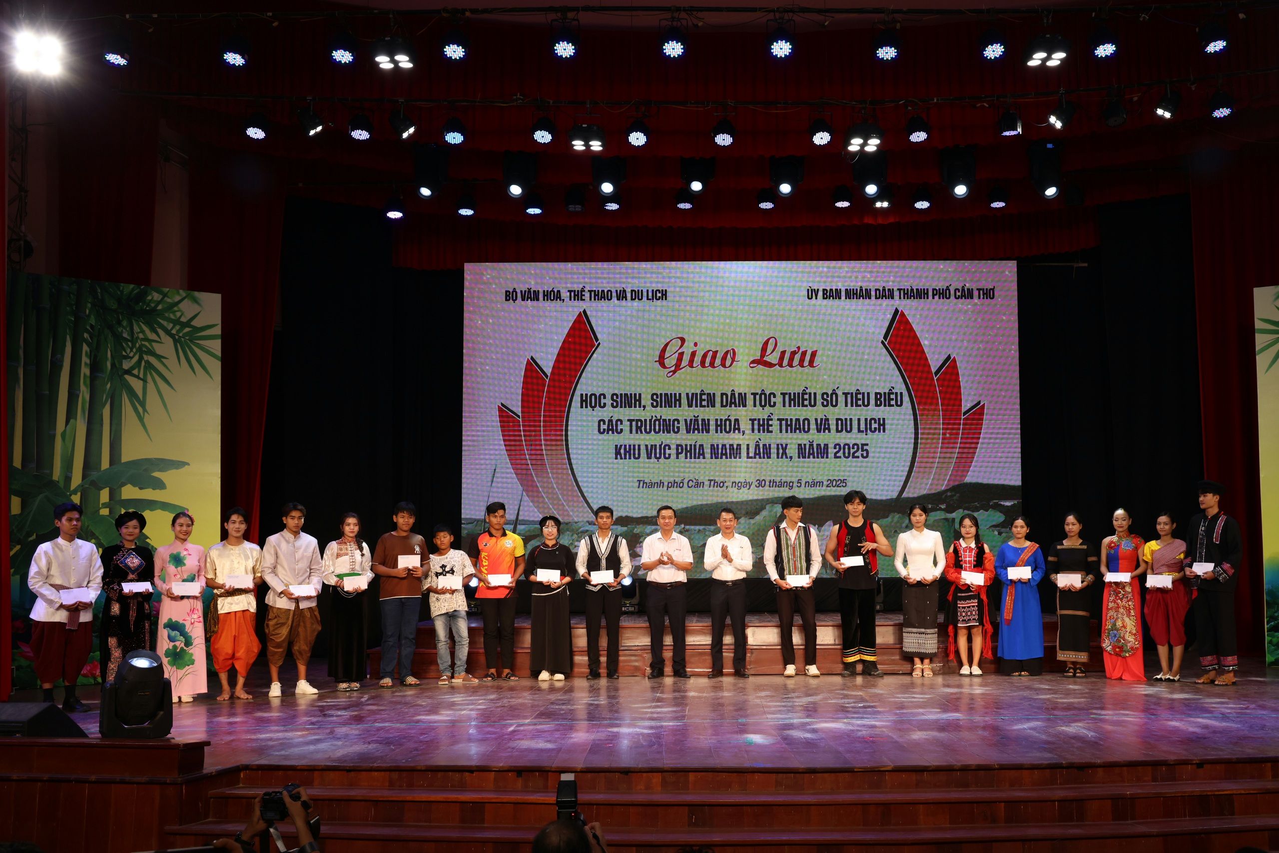 Trao học bổng cho học sinh, sinh viên dân tộc thiểu số tiêu biểu - Ảnh 16.