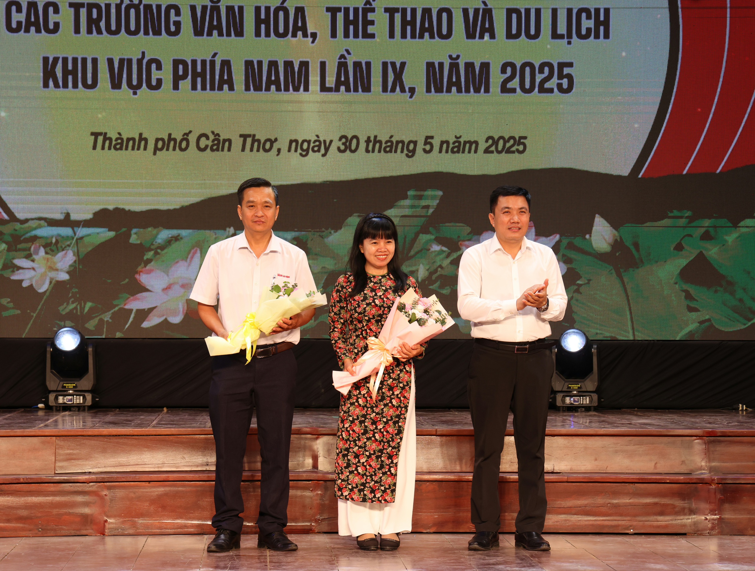 Trao học bổng cho học sinh, sinh viên dân tộc thiểu số tiêu biểu - Ảnh 18.