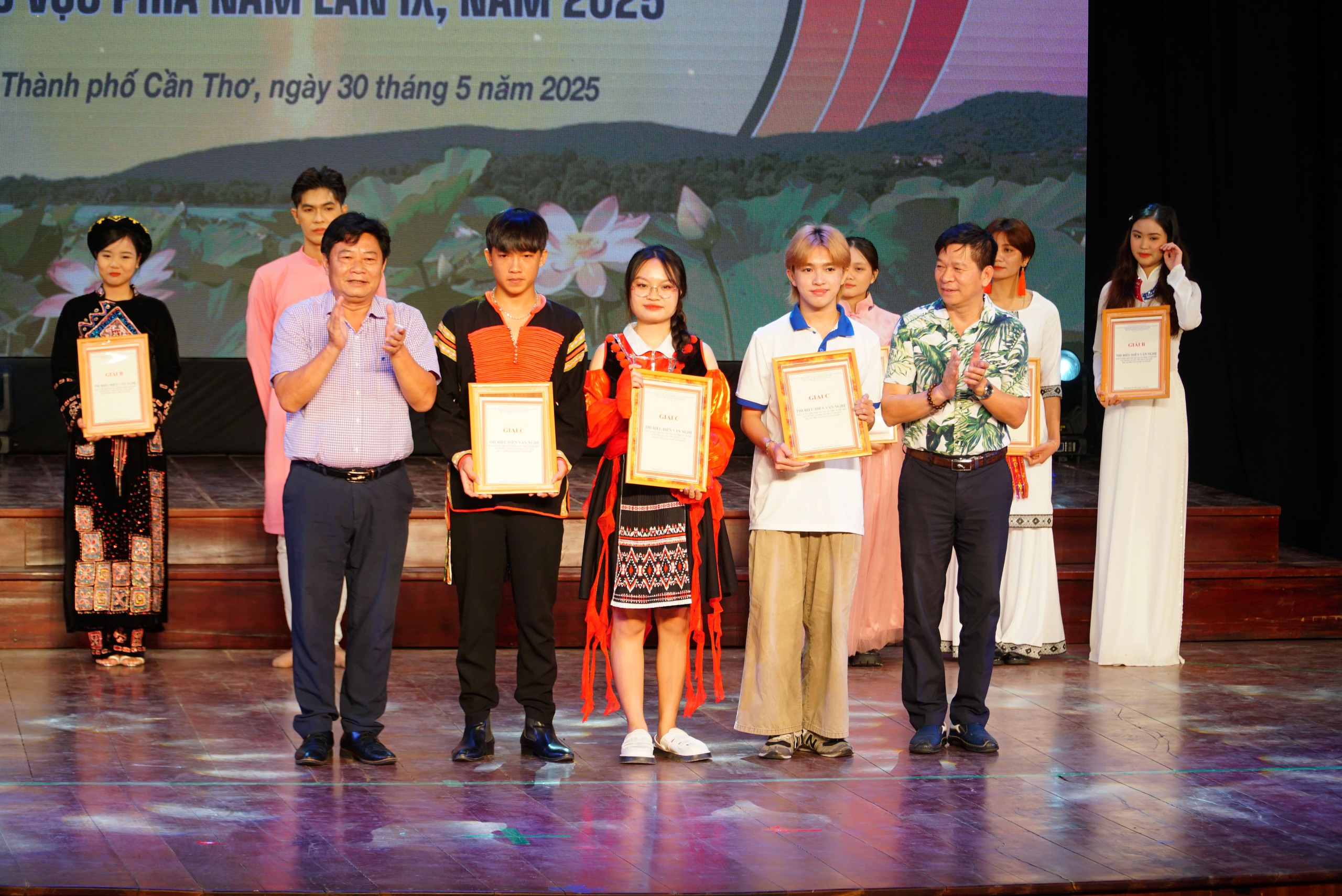 Trao học bổng cho học sinh, sinh viên dân tộc thiểu số tiêu biểu - Ảnh 20.