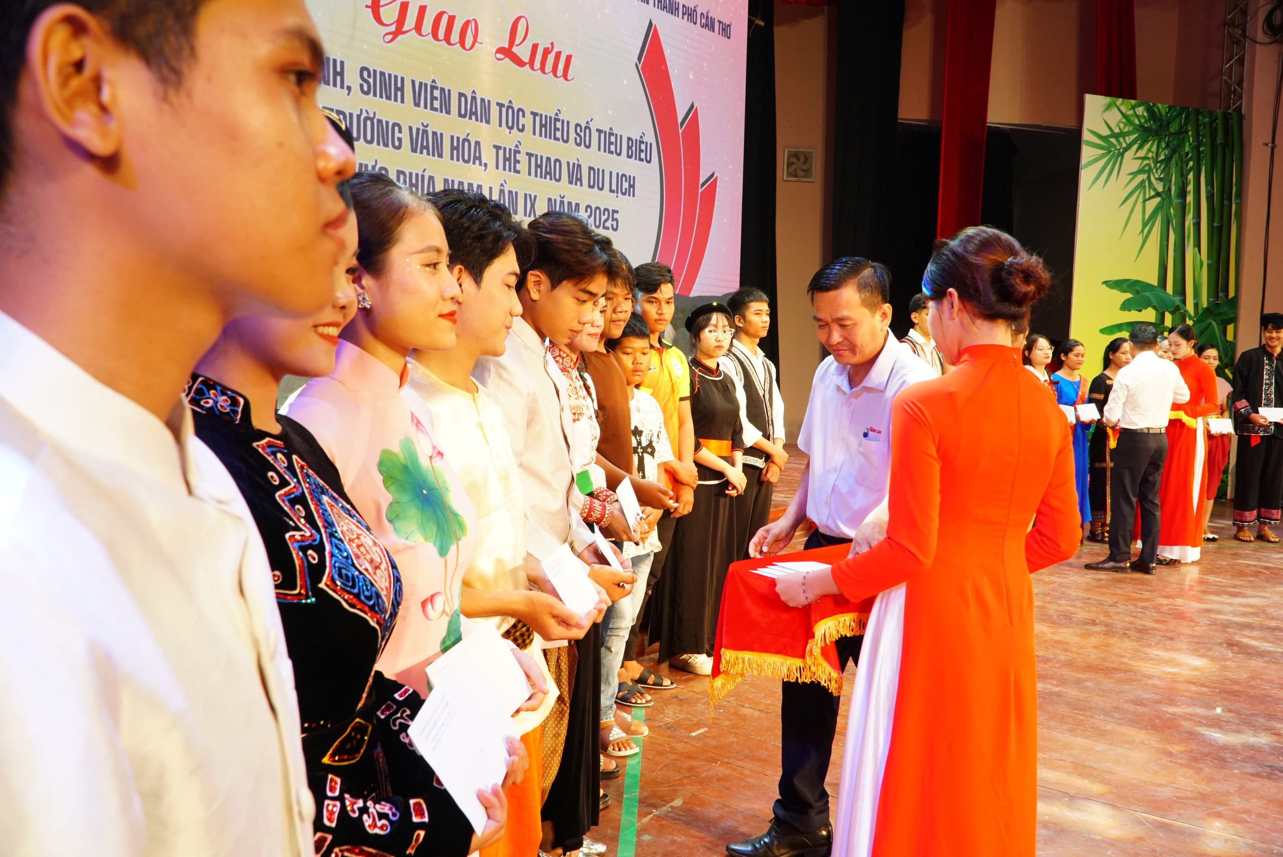 Trao học bổng cho học sinh, sinh viên dân tộc thiểu số tiêu biểu - Ảnh 15.